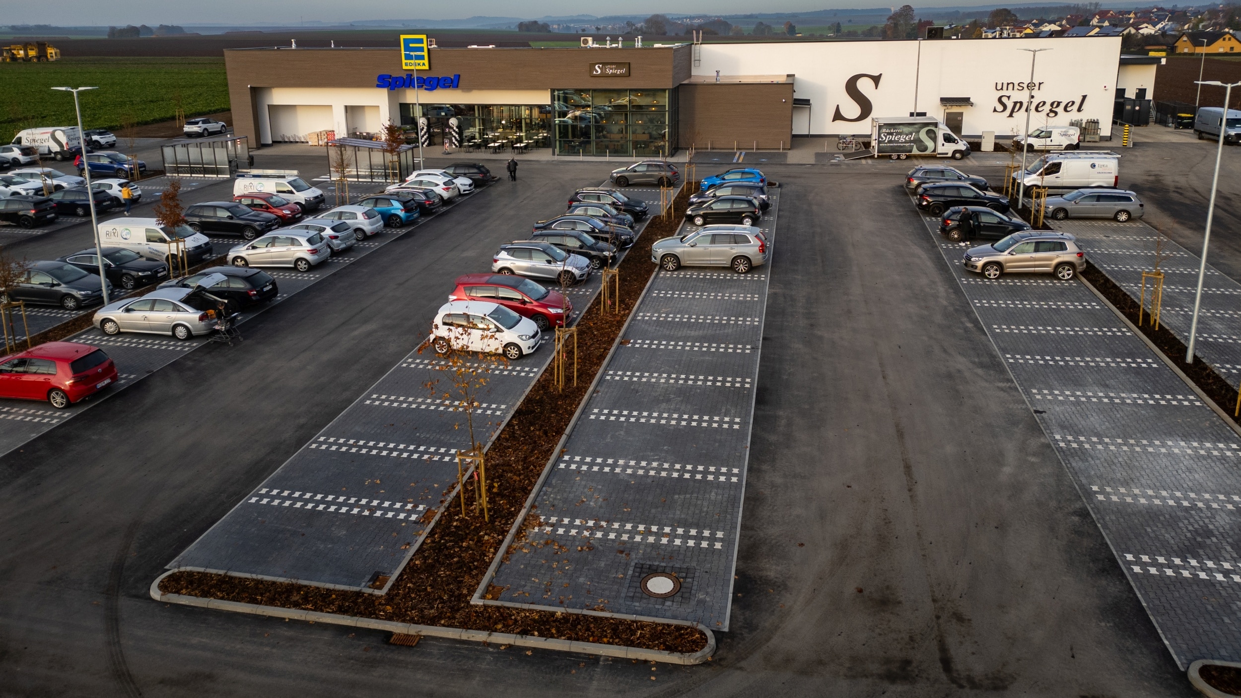 Ansicht von oben auf den Parkplatz und den gesamten Markt EDEKA Spiegel.
