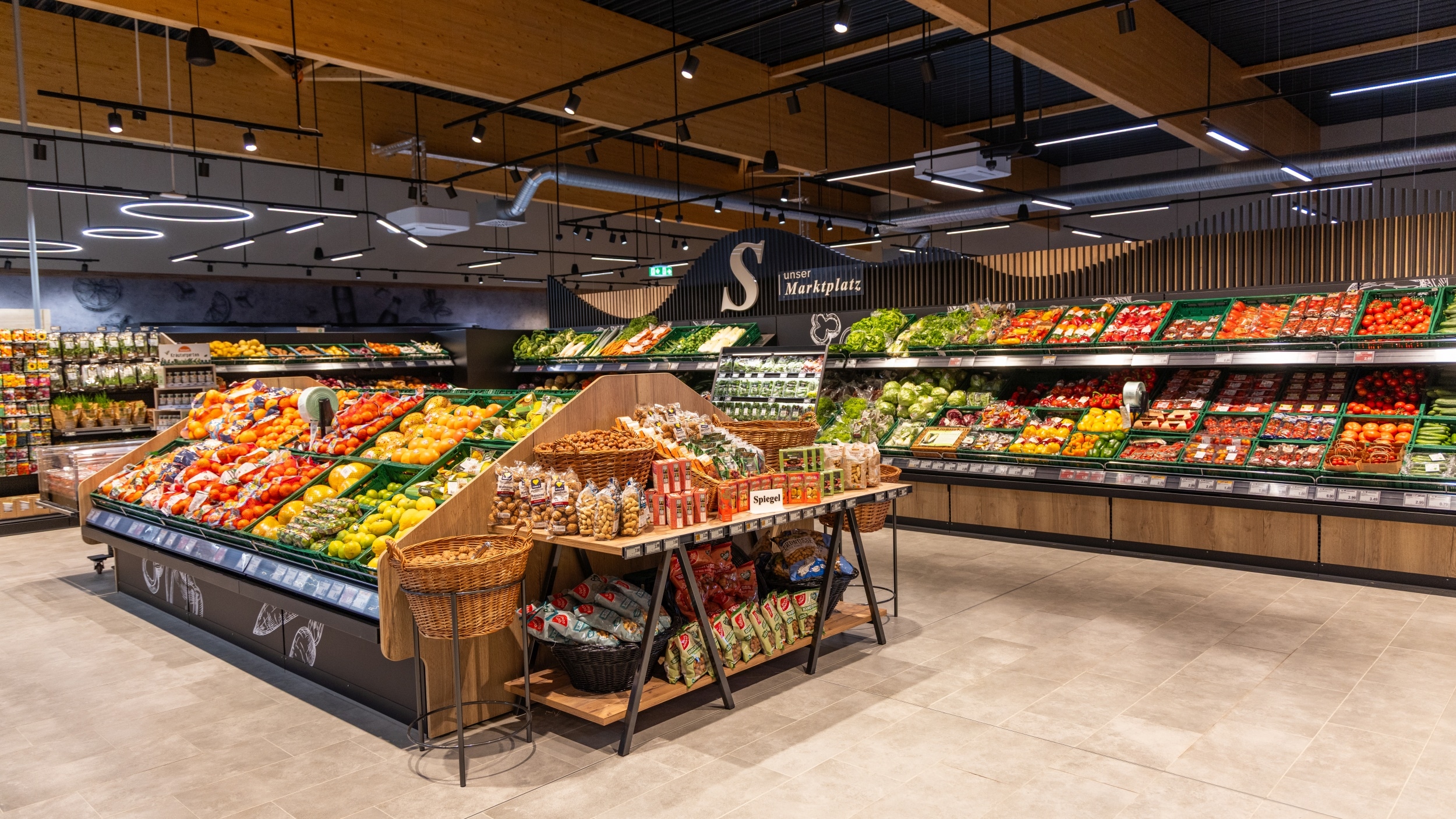 Ansicht der Obst- und Gemüseabteilung im Bereich "Unser Marktplatz"