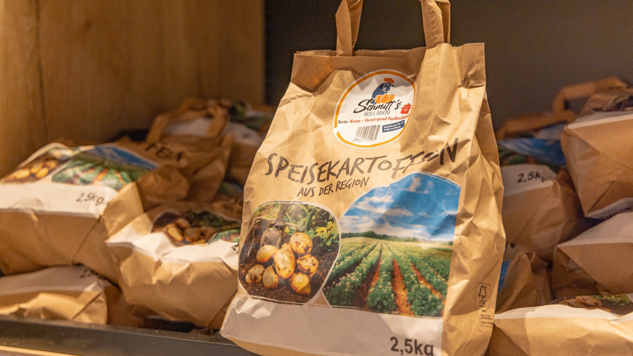 Eine bereits abgefüllte Papier-Tragetasche mit 2,5 kg Speisekartoffeln aus der Region