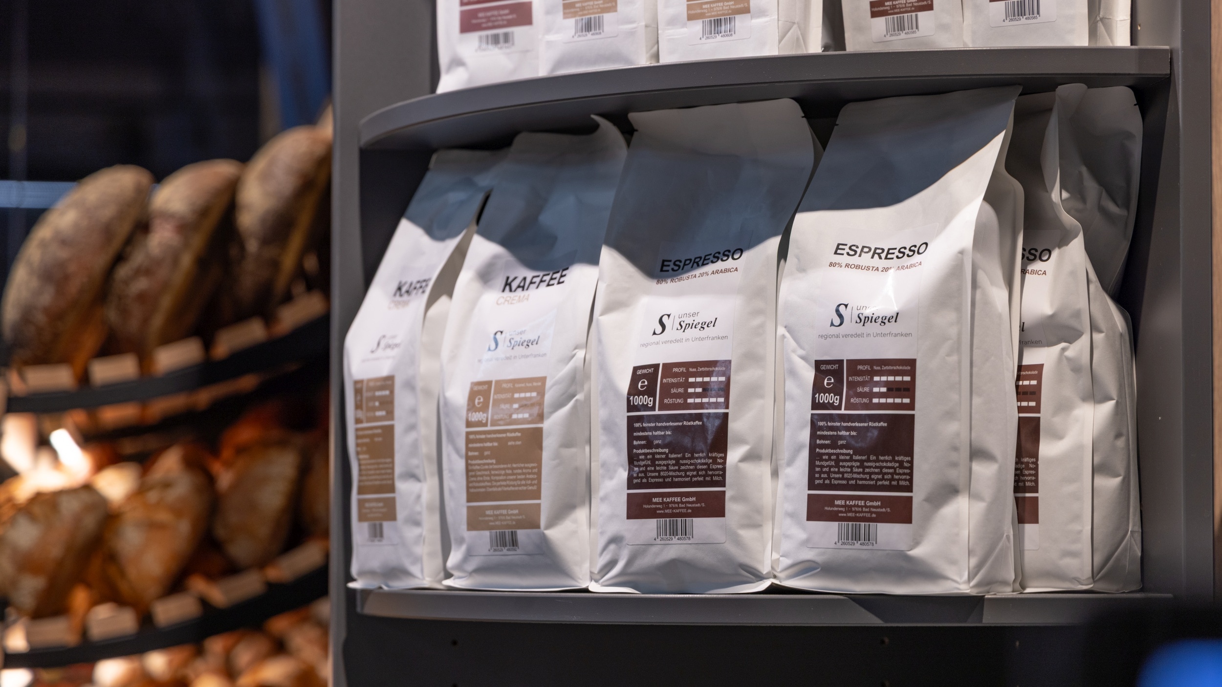 Abgepackte Kaffee- und Espresso-Sorten 1000g in einem Regal