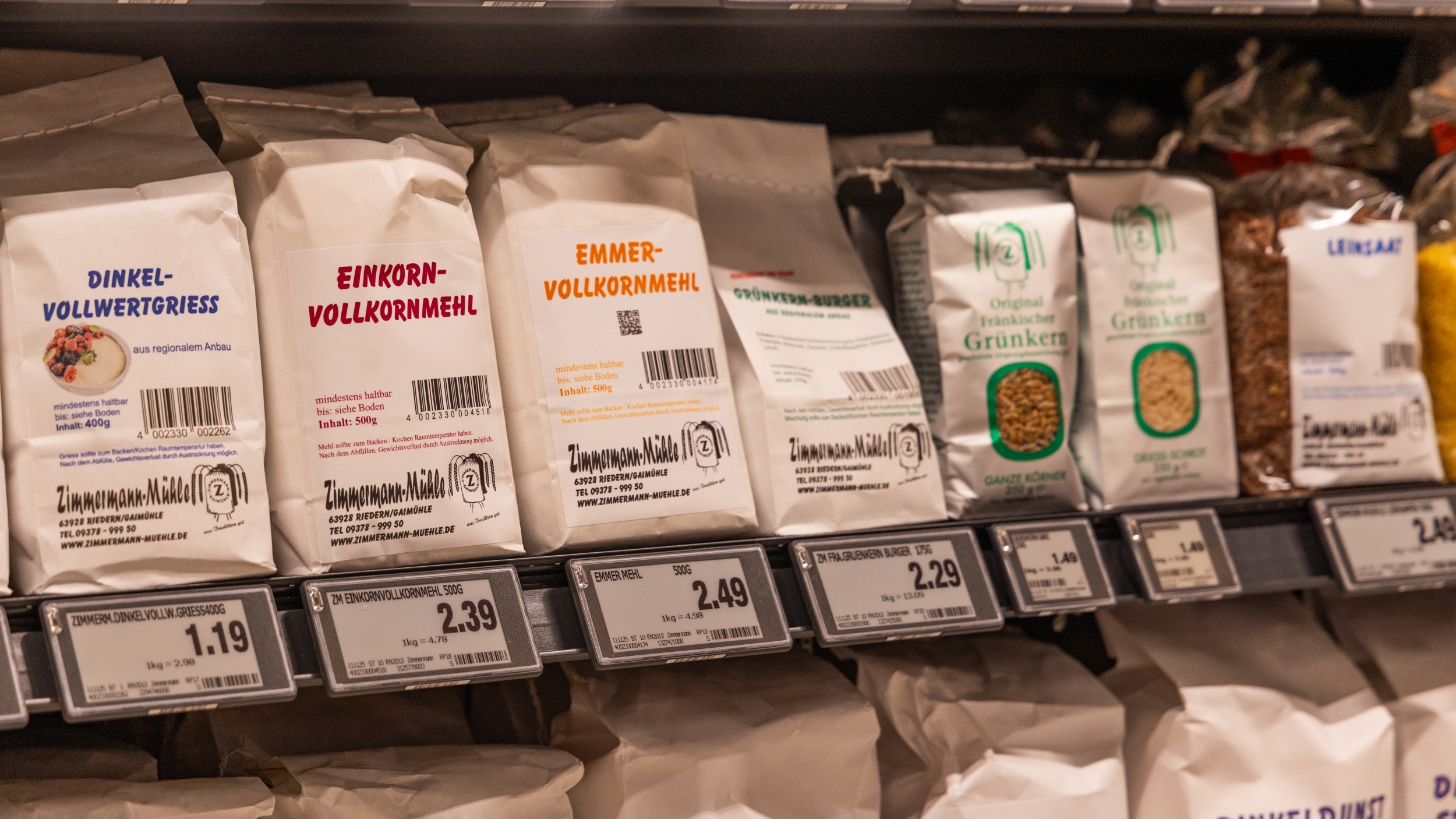 Abgepackte Produkte im Regal. Hier Dinkel-Vollwertgriess, Einkorn-Vollkornmehl, Emmer-Vorllkornmehl, Grünkern der Firma Zimmermann-Mühle