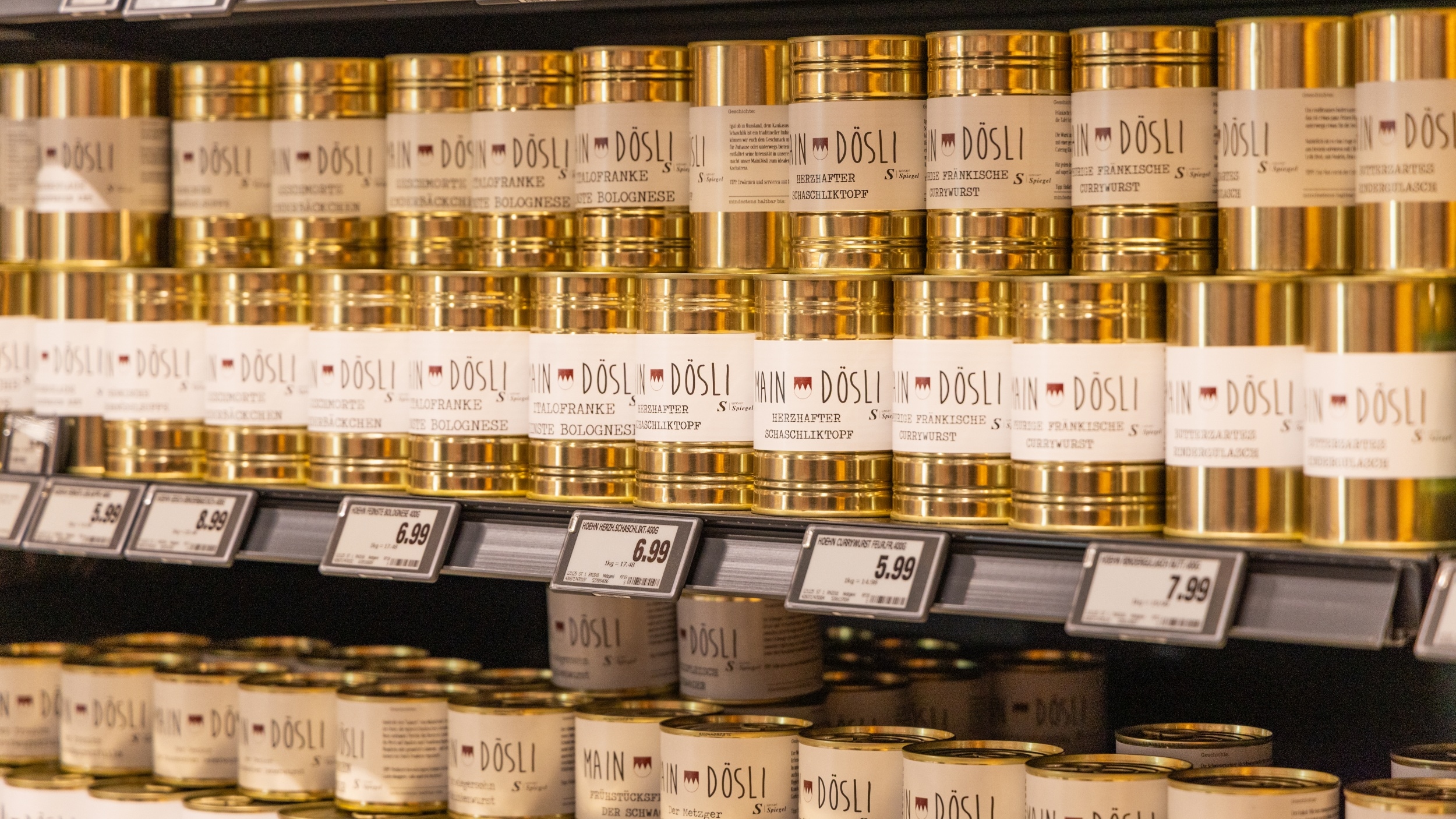 Marktregal mit unterschiedlichen Konserven-Produkten der Marke Main Dösli