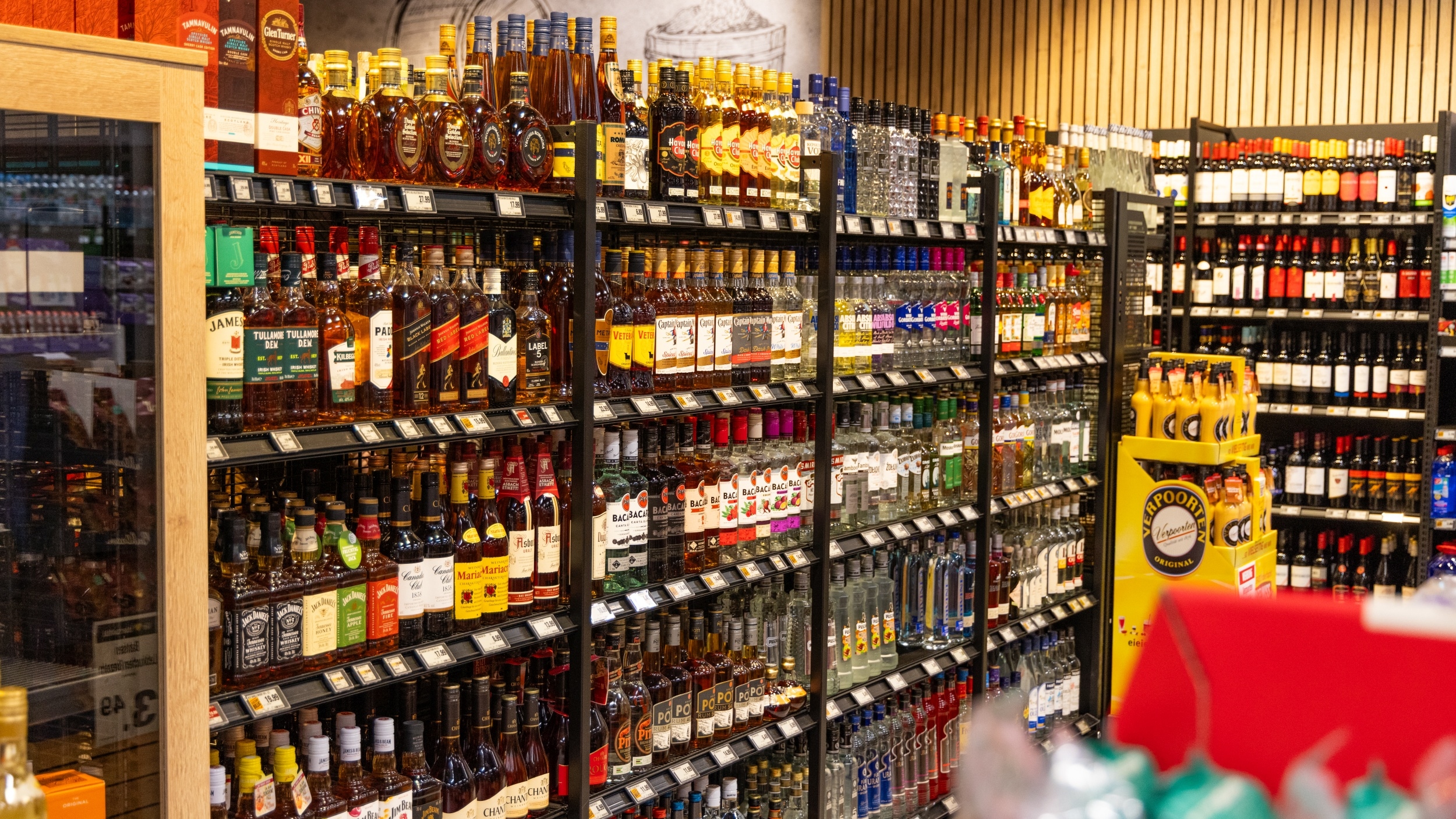 Nahansicht des Spirituosenregals mit Rum, Vodka, Whisky, Weinbrand und Schnäpsen