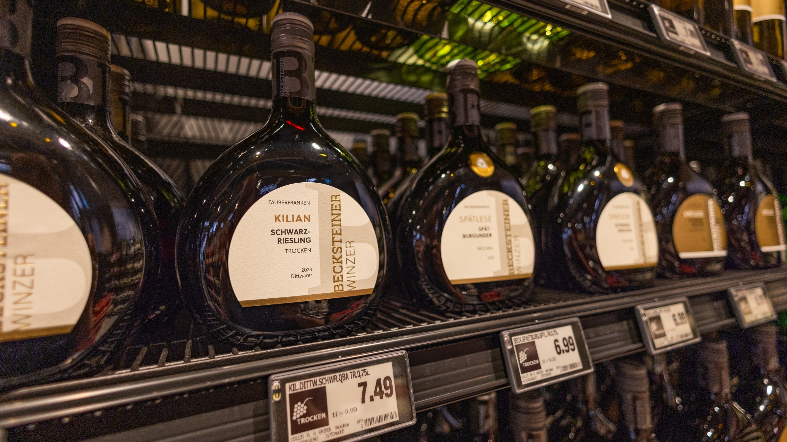 Regal-Ansicht mit verschiedenen Weinsorten "Becksteiner Winzer"