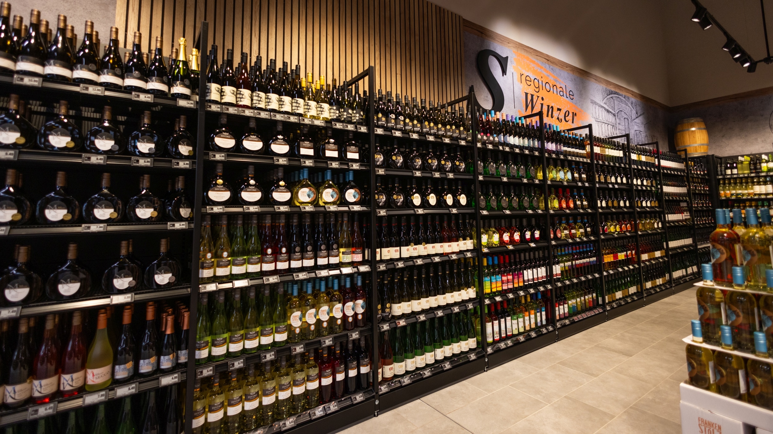 Front-Ansichter des Weinregals "regionale Winzer" mit unterschiedlichen Weinsorten und verschiedenen Anbietern