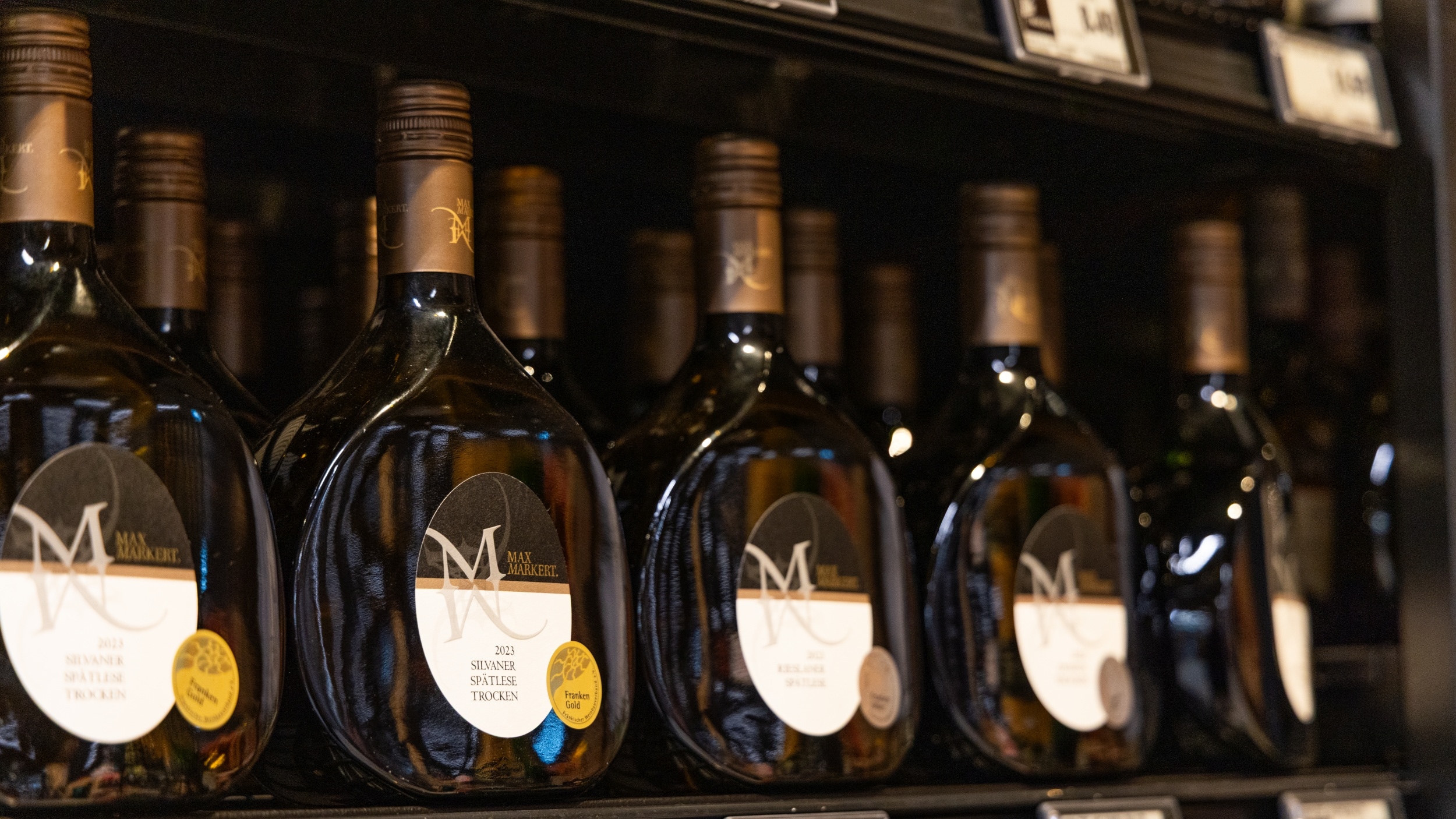 Regal-Ansicht mit verschiedenen Weinsorten "Max Markert"