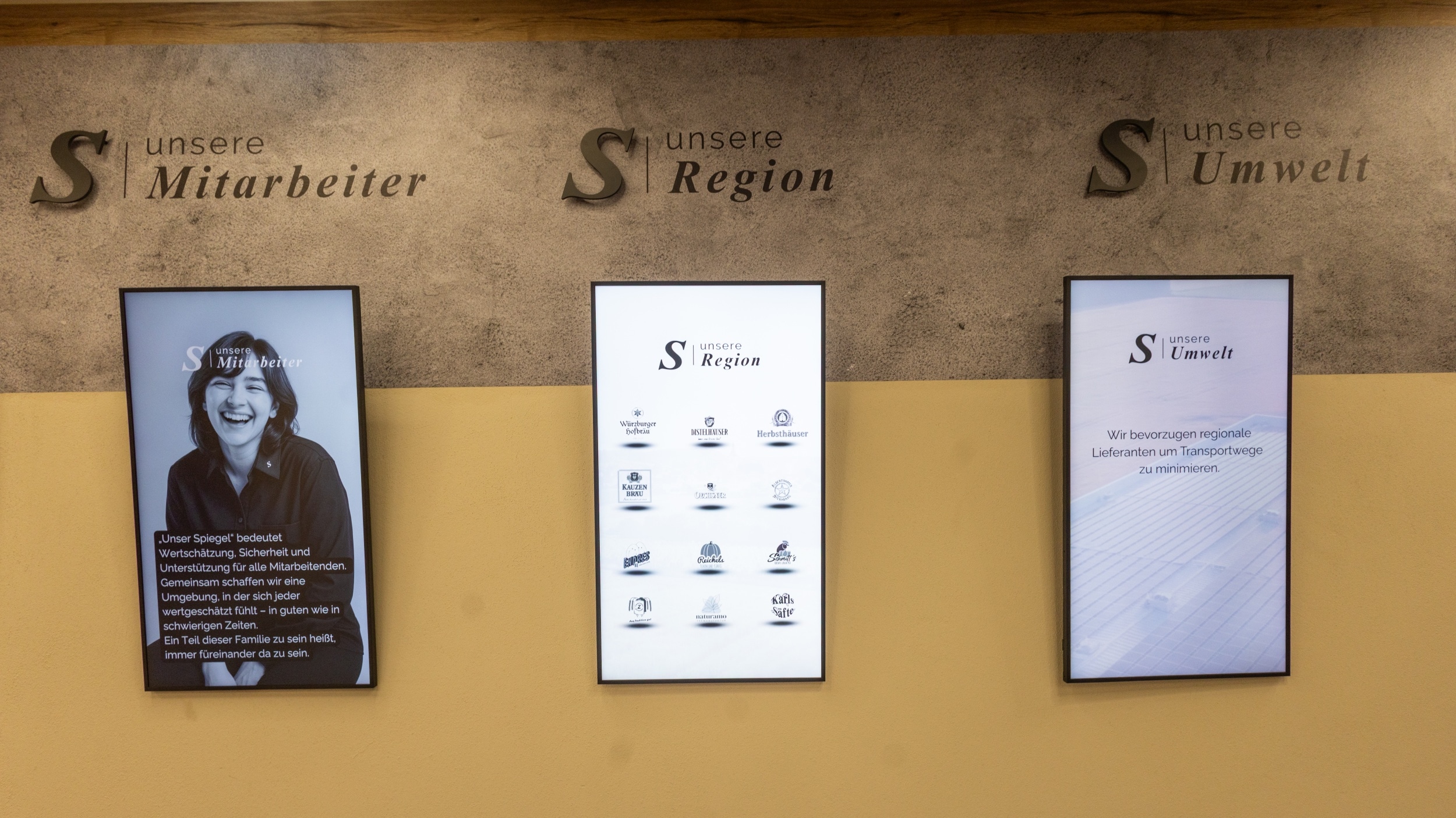 Schautafel "Tradition mit Zukunft" mit Kurzinformationen zu den Bereichen "Unsere Mitarbeiter, Unsere Region und Unsere Umwelt"