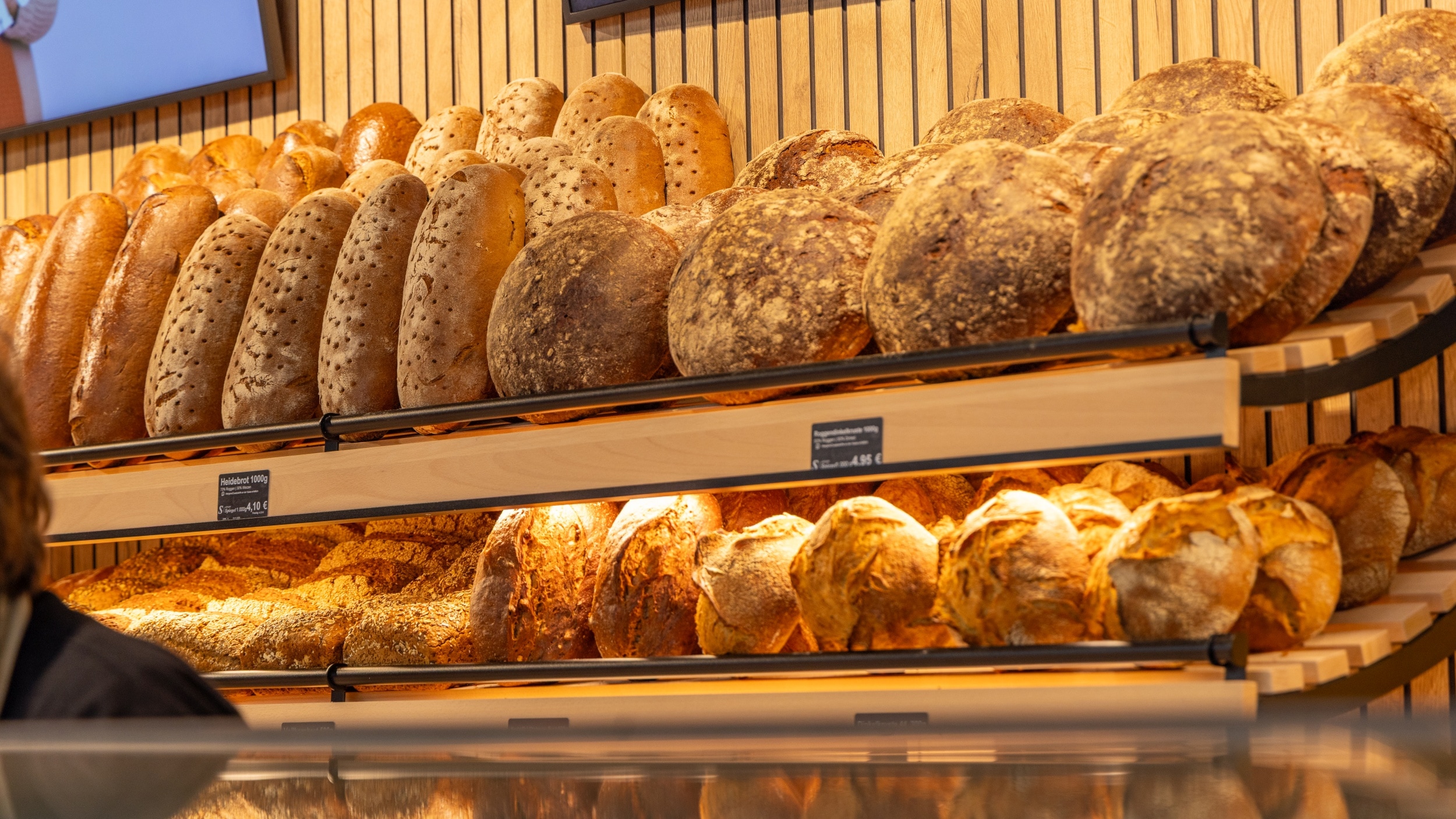 Großansicht Brotregal aus dem Bereich der Bäckerei