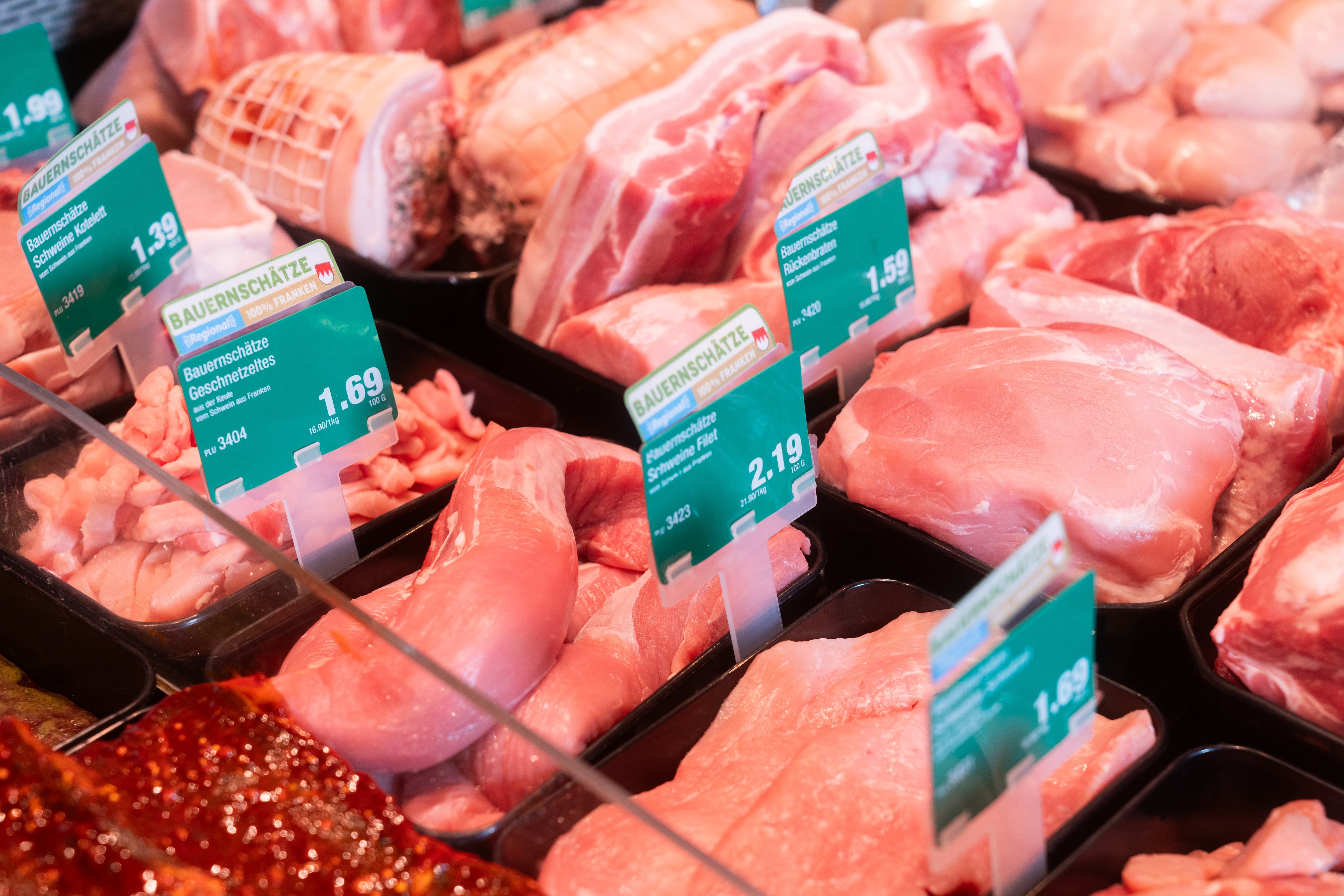 Fleischtheke mit Geschnetzeltem, Schweinefilet und Rückenbraten.