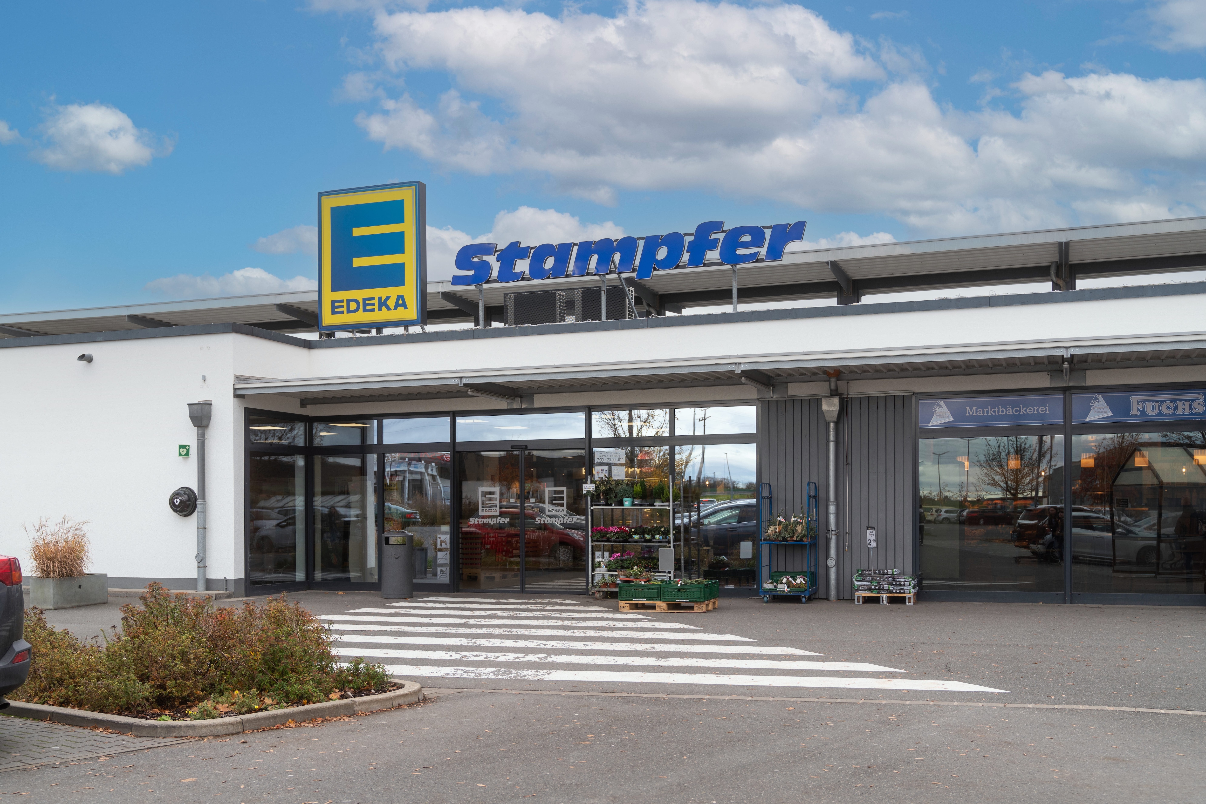 Außenansicht des Eingangs von EDEKA Stampfer.