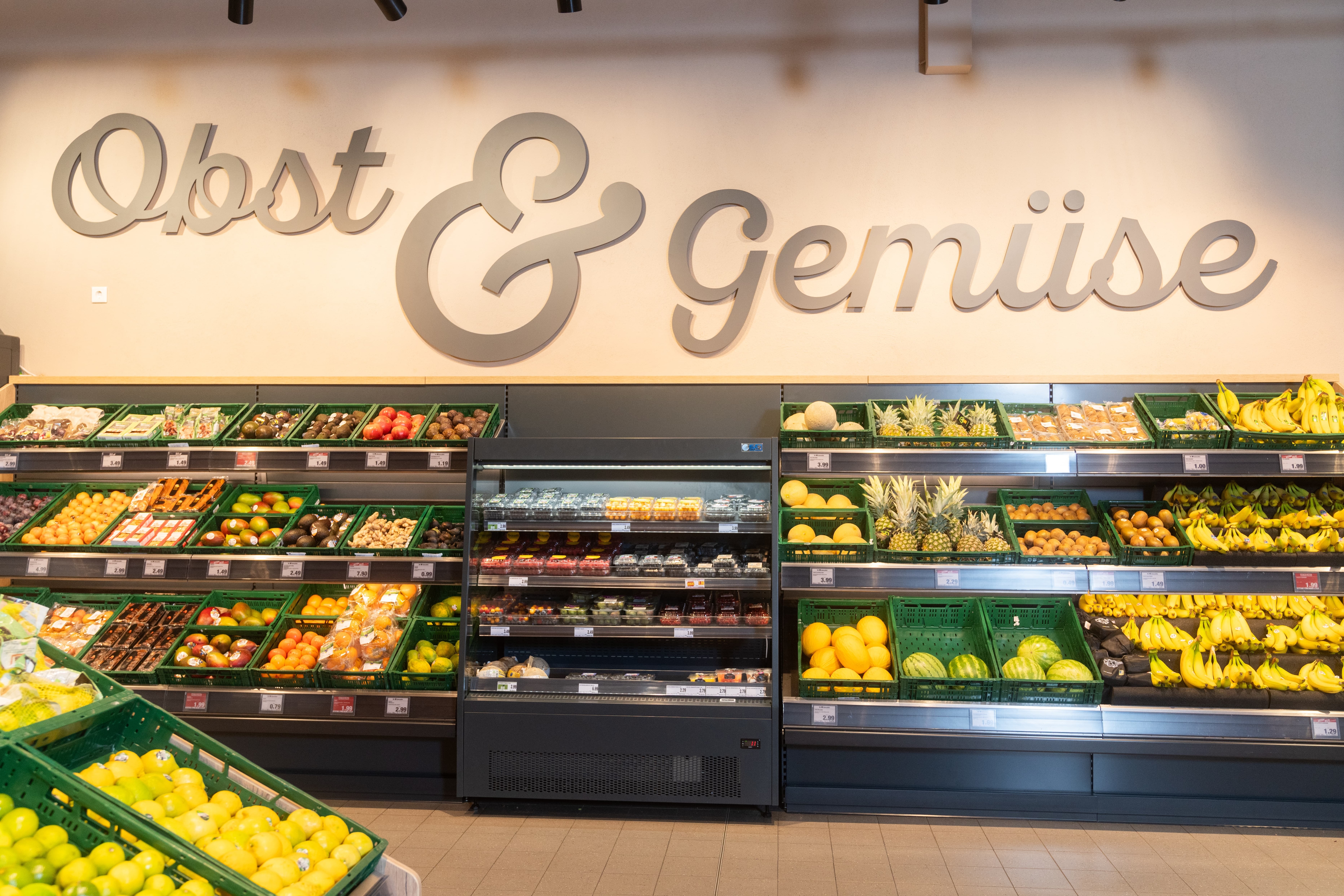 Obstabteilung mit dem Schriftzug Obst und Gemüse an der Wand.