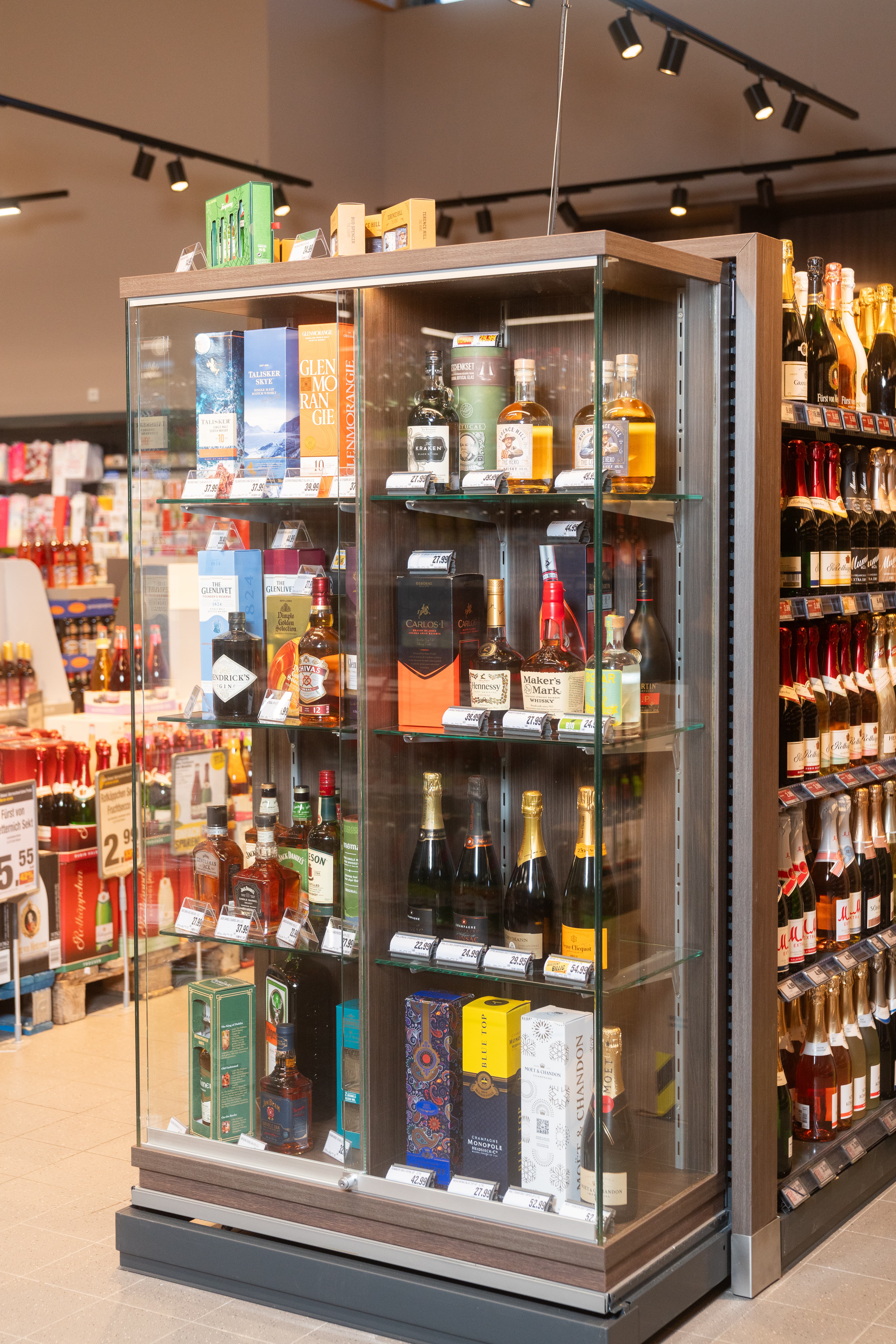 Abschließbare Glasvitrine mit Spirituosen.