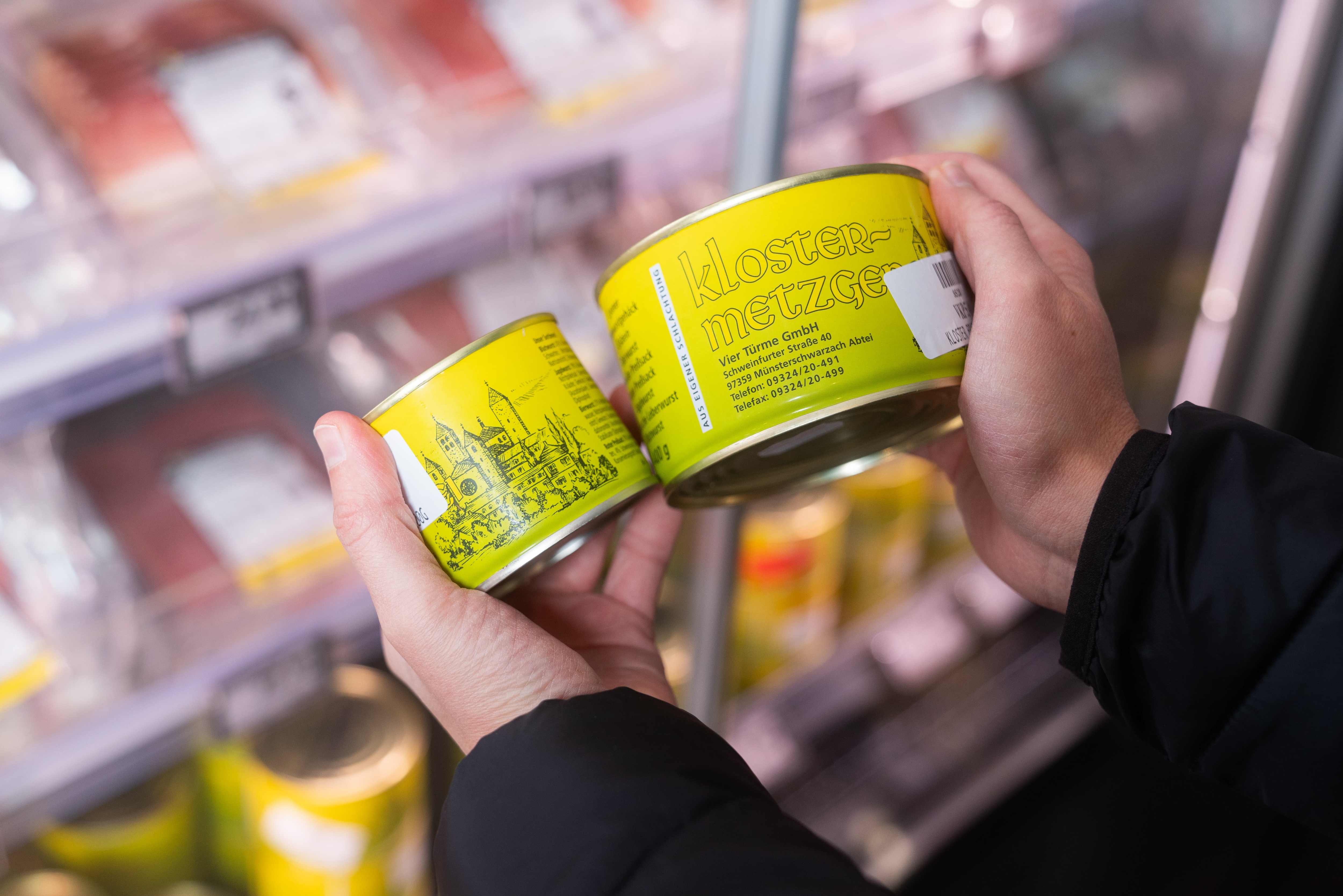 Zwei gelbe Dosen Streichwurst von der klostermetzgerei.