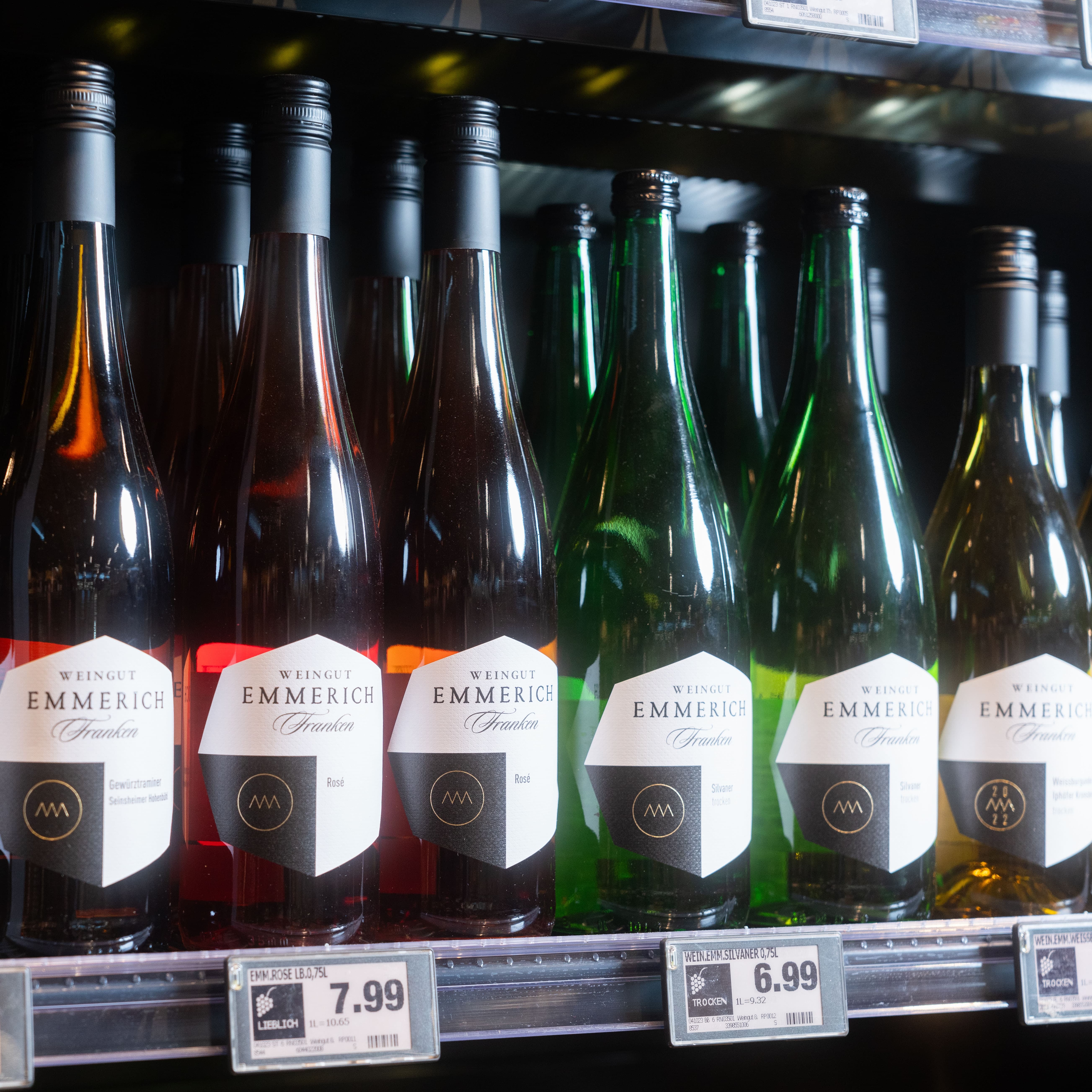 Roséweine und Weißweine der Marke Weingut Emmerich in einem Regal.