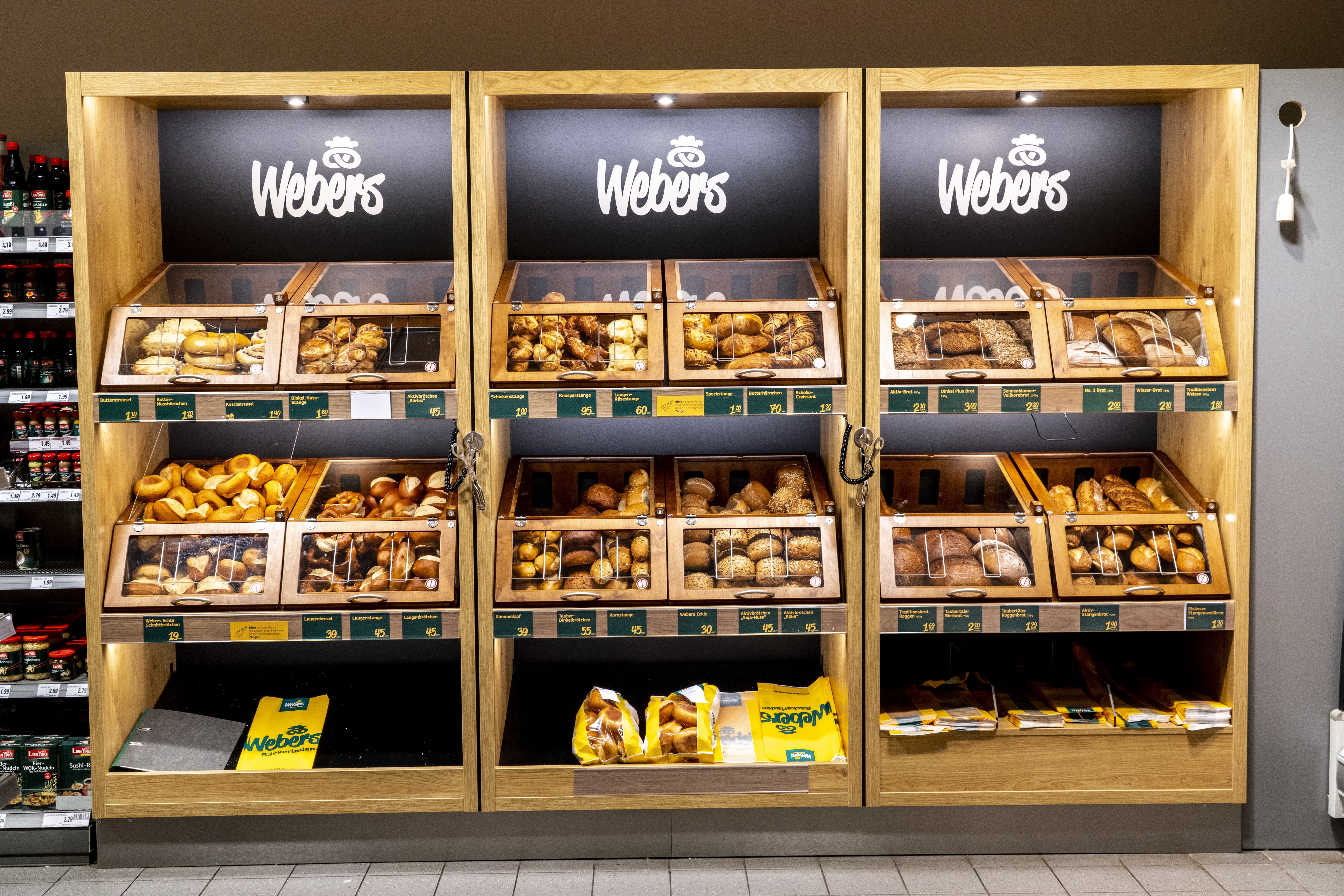 Überblick über die Backabteilung eines EDEKA-Markts.