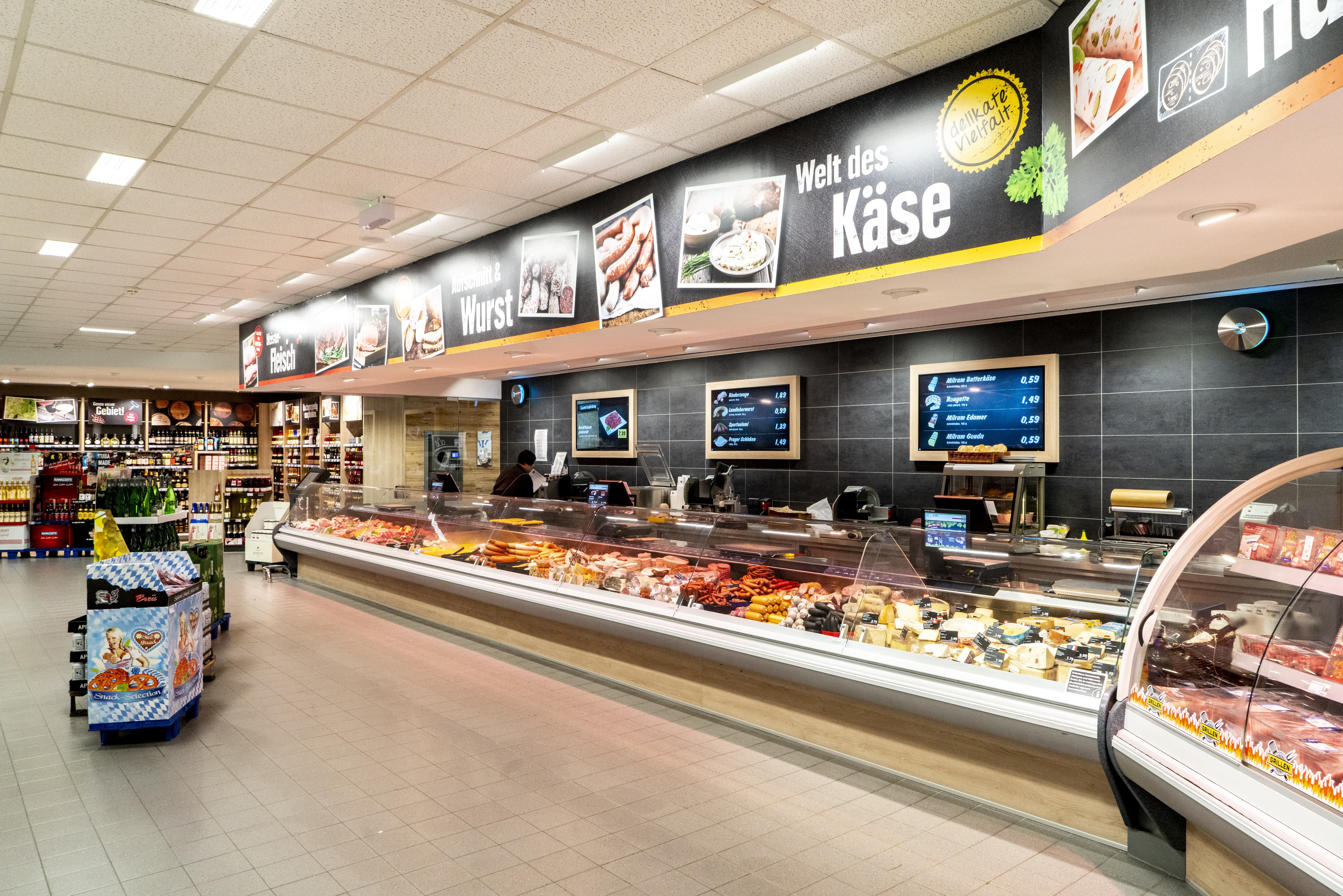 Die Bedientheke eines EDEKA-Markts, hell und modern.