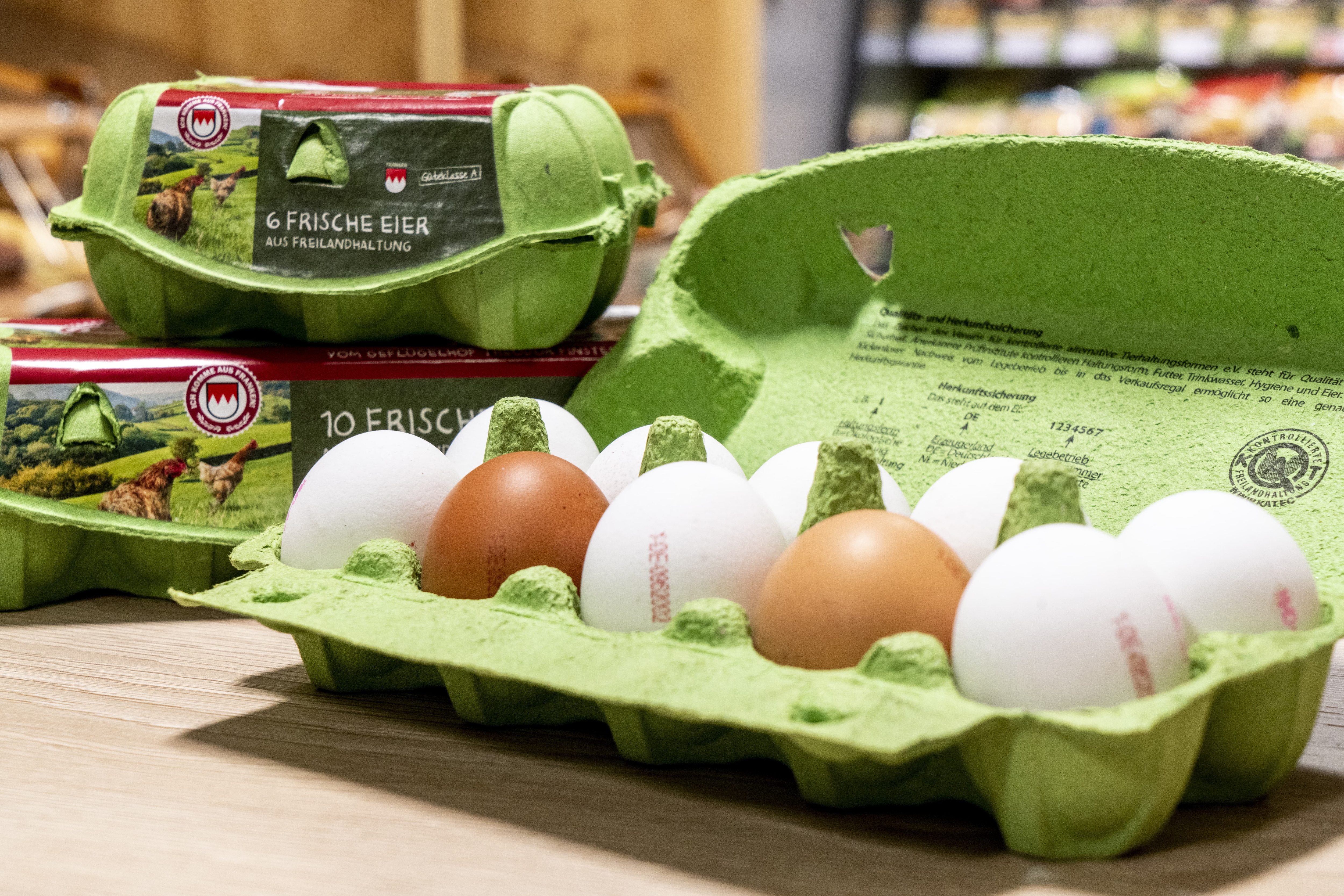 Close-Up von Eierkartons mit regionalen Eiern, einer davon aufgeklappt.