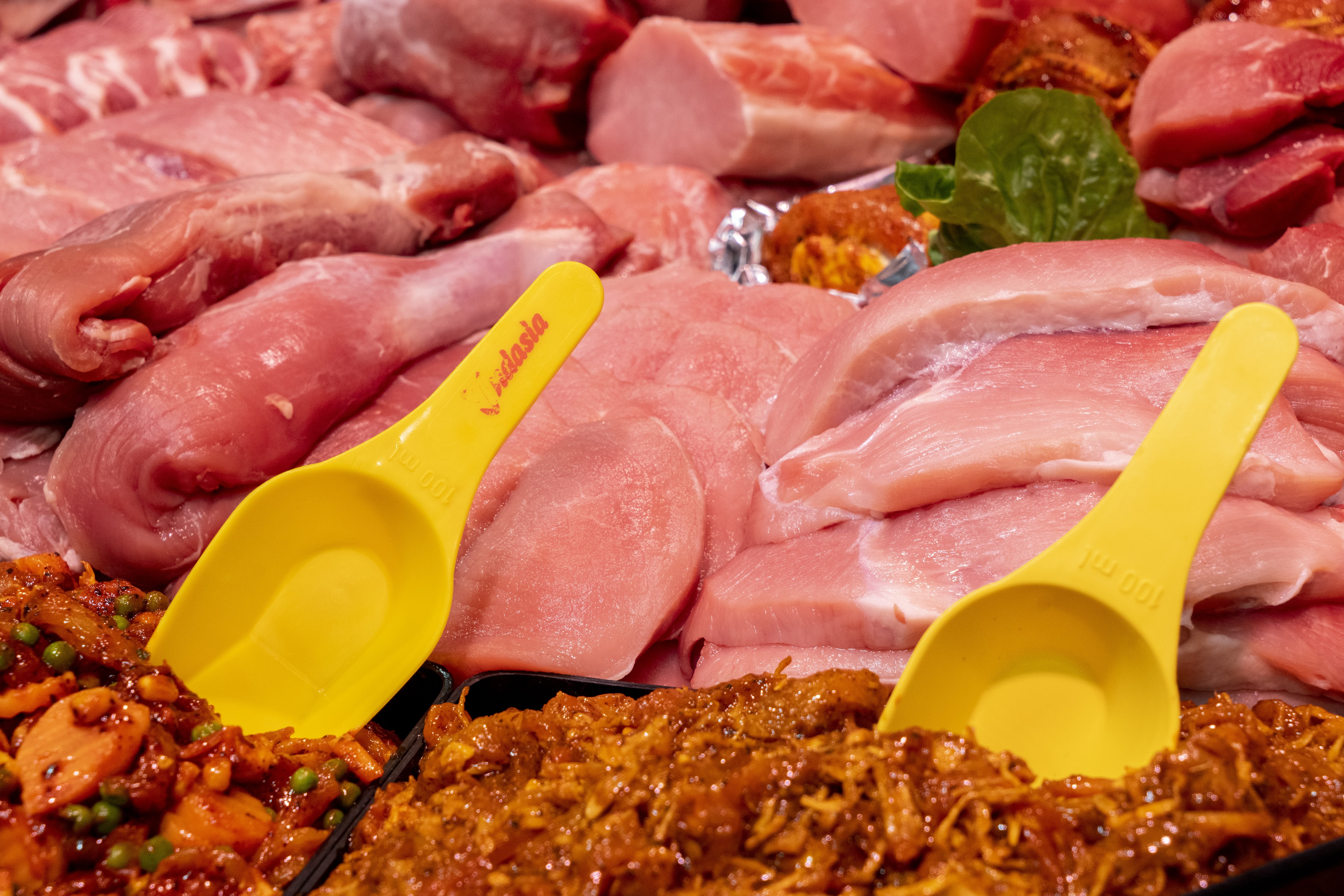 Die Fleischauslage eines EDEKA-Markts.