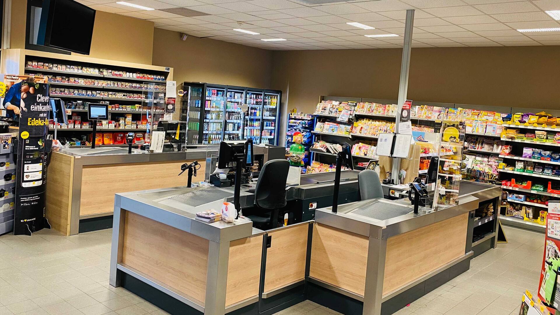 Kassenbereich mit 3 Kassen zu sehen.