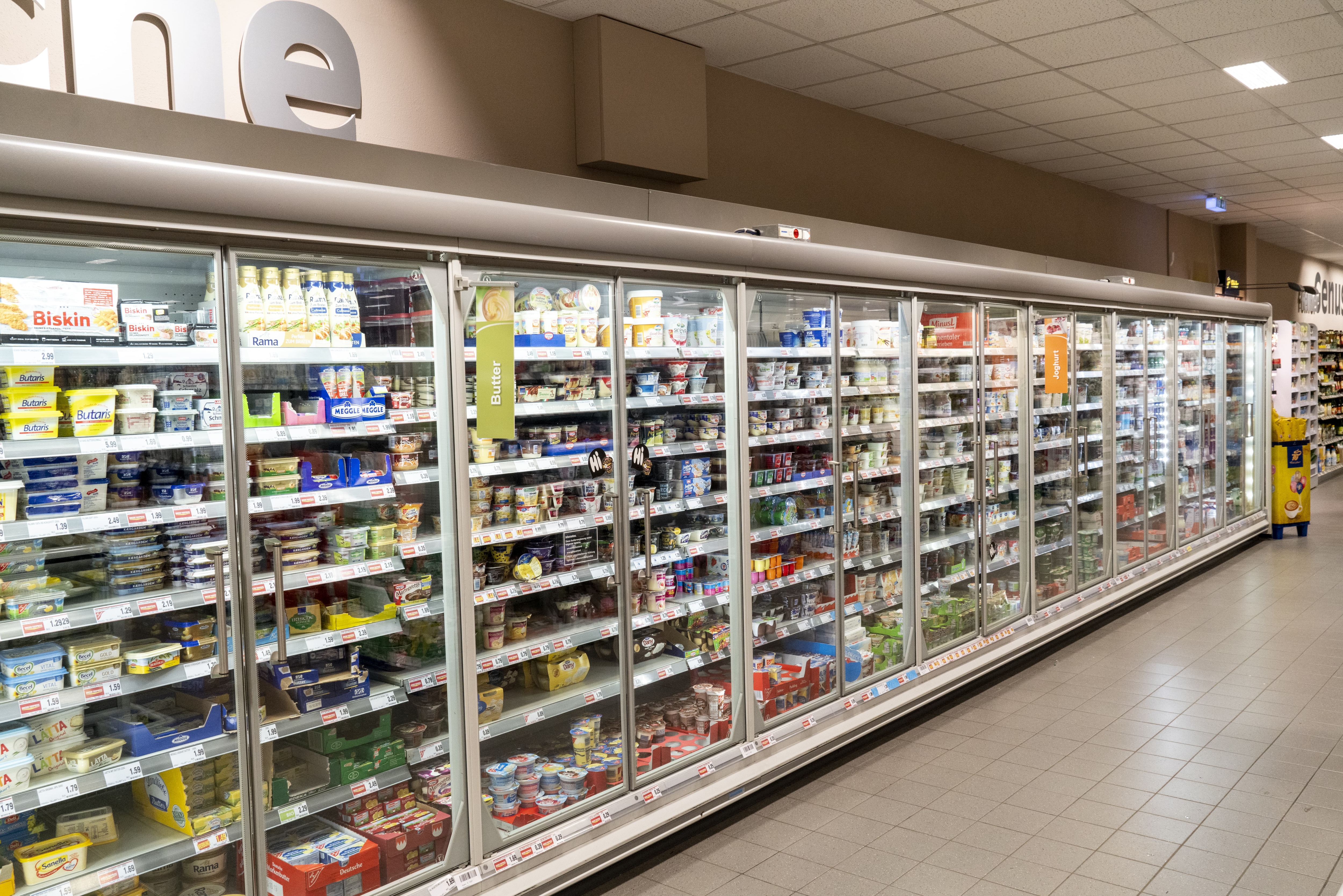 Kühlschränke mit Molkereiprodukten in einem EDEKA-Markt.