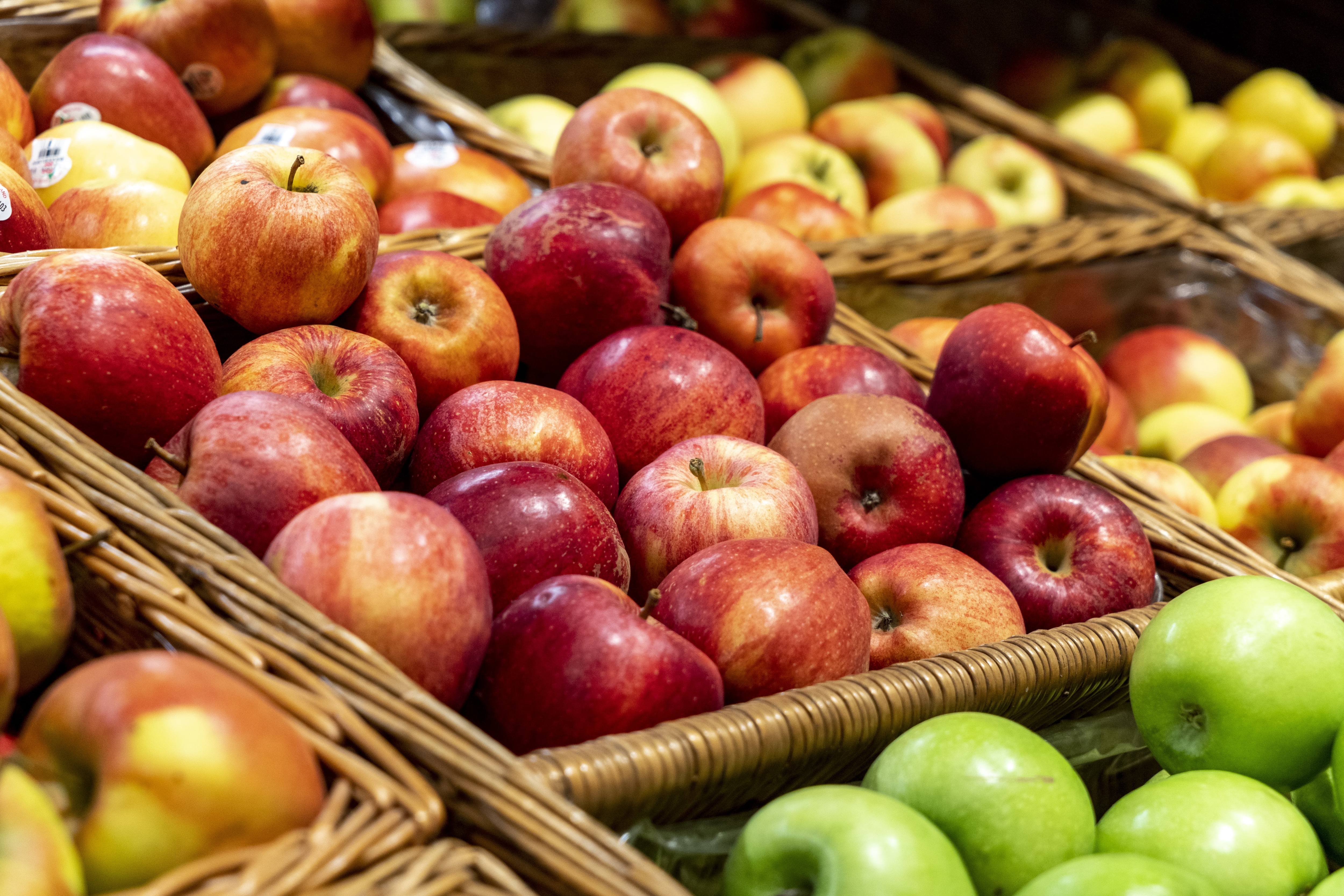 Äpfel in der Obst- und Gemüseabteilung eines EDEKA Markts.