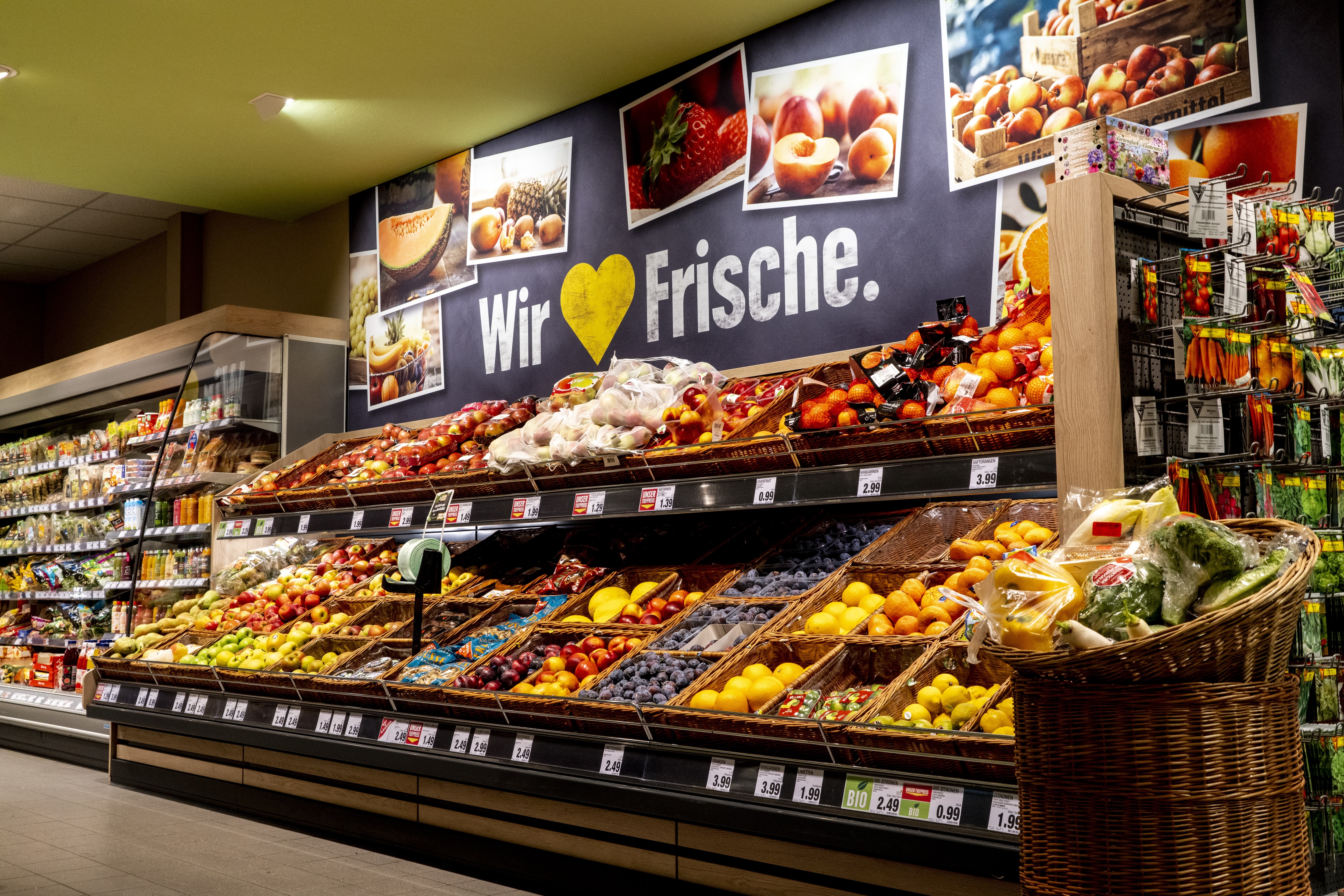 Obstfach in der Obst- und Gemüseabteilung eines EDEKA-Markts in der Halbtotalen.