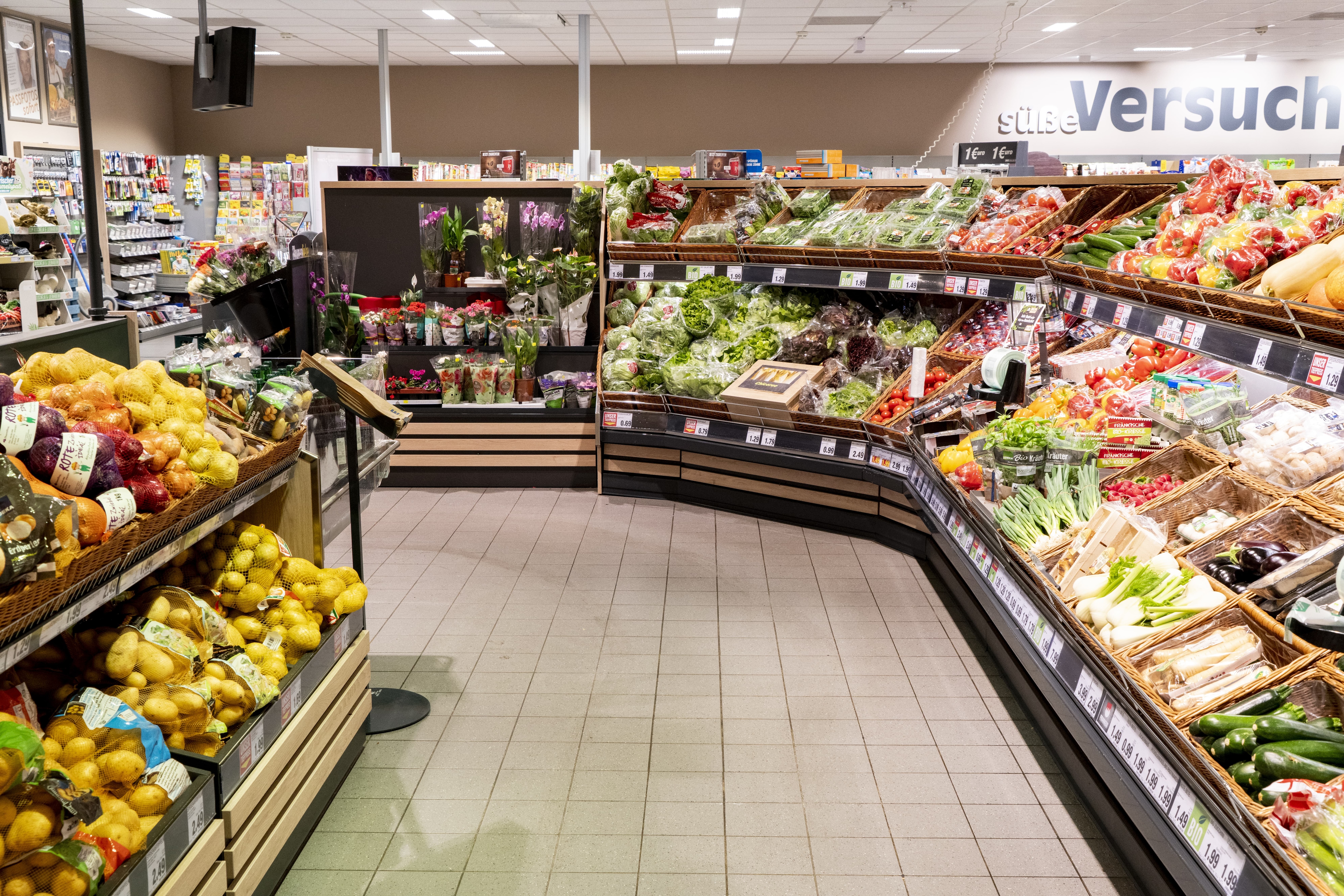 Die Obst- und Gemüseabteilung eines EDEKA-Markts.