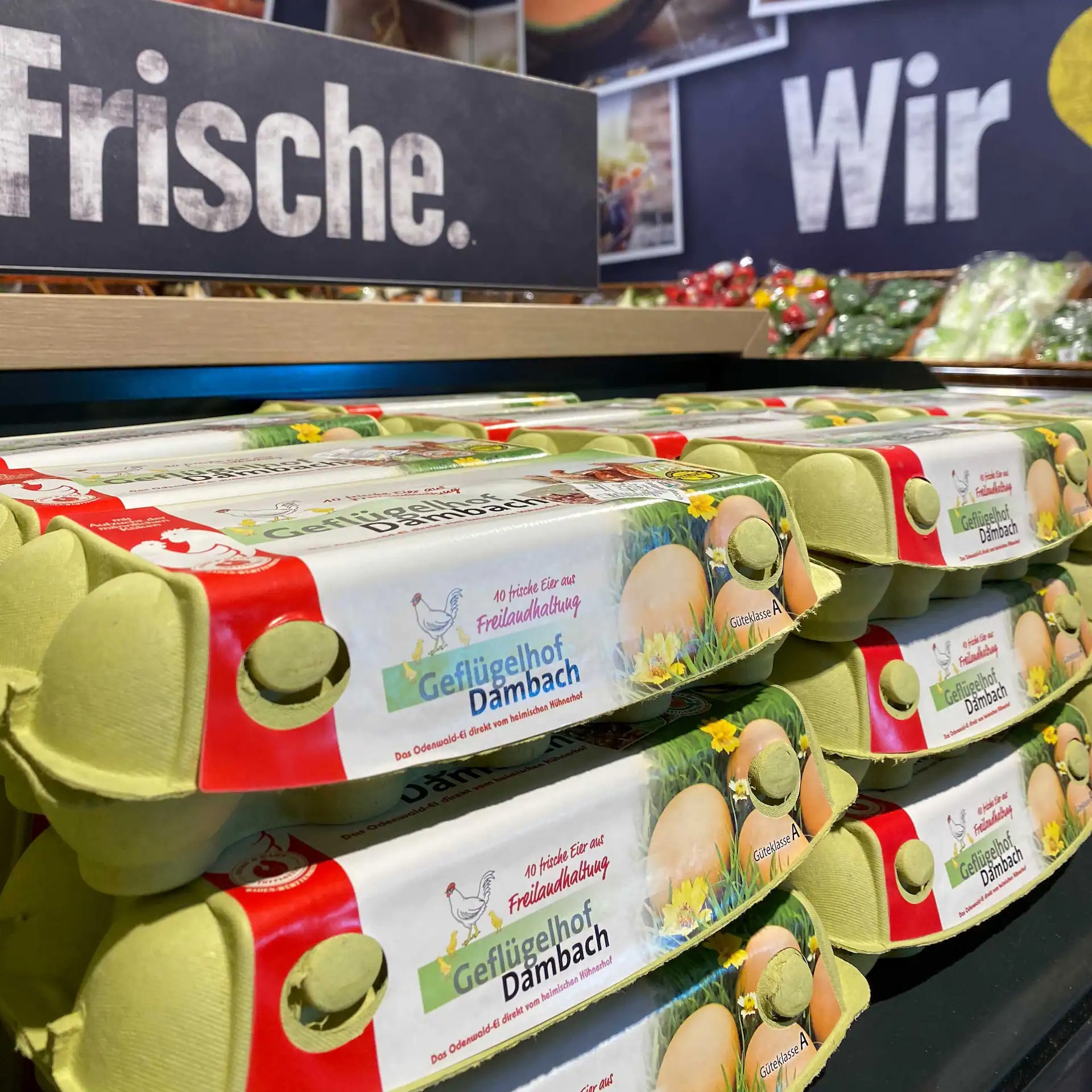 Eierkartons im Reagl von Geflügelhof Dambach