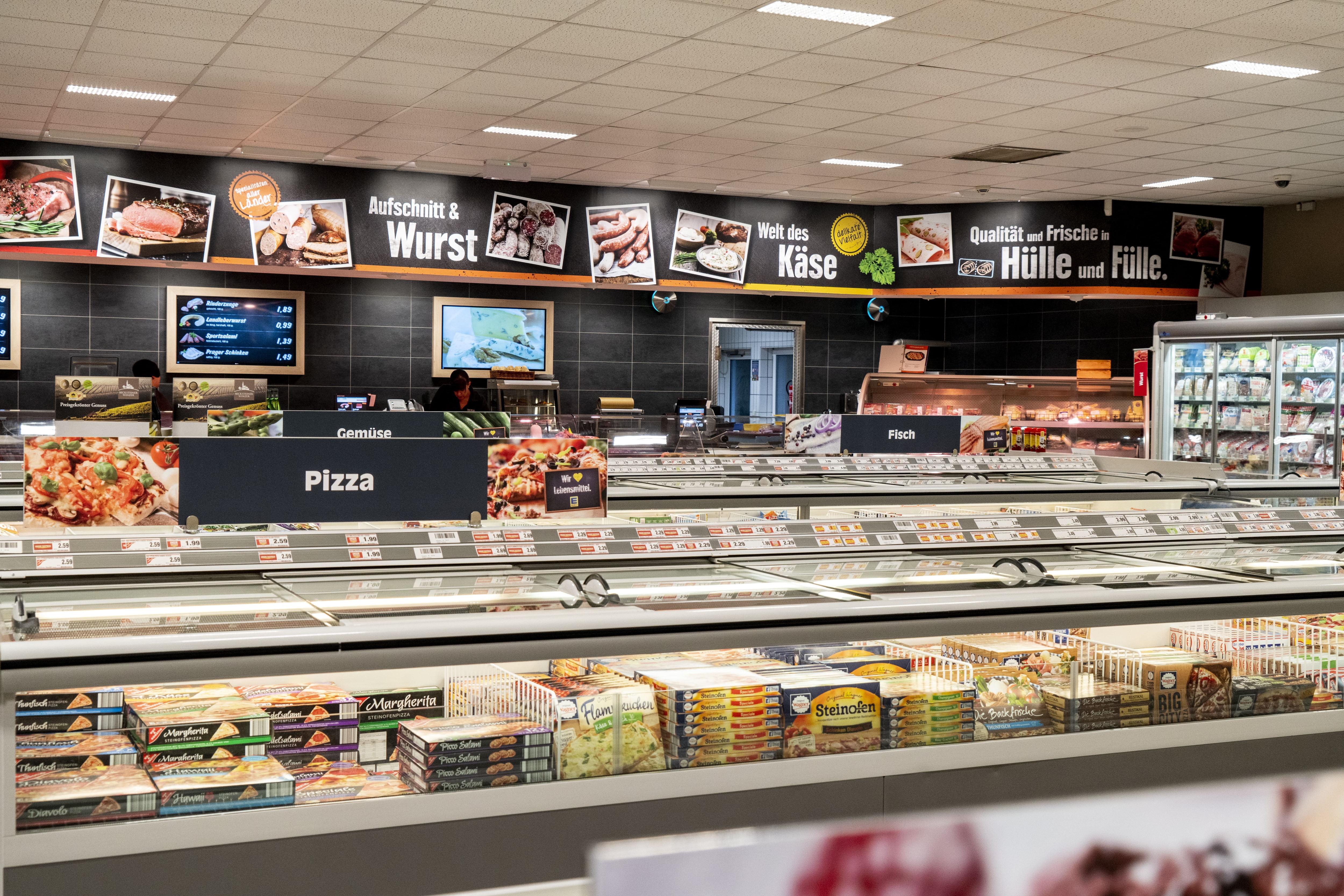 Die Tiefkühlabteilung eines EDEKA-Markts.
