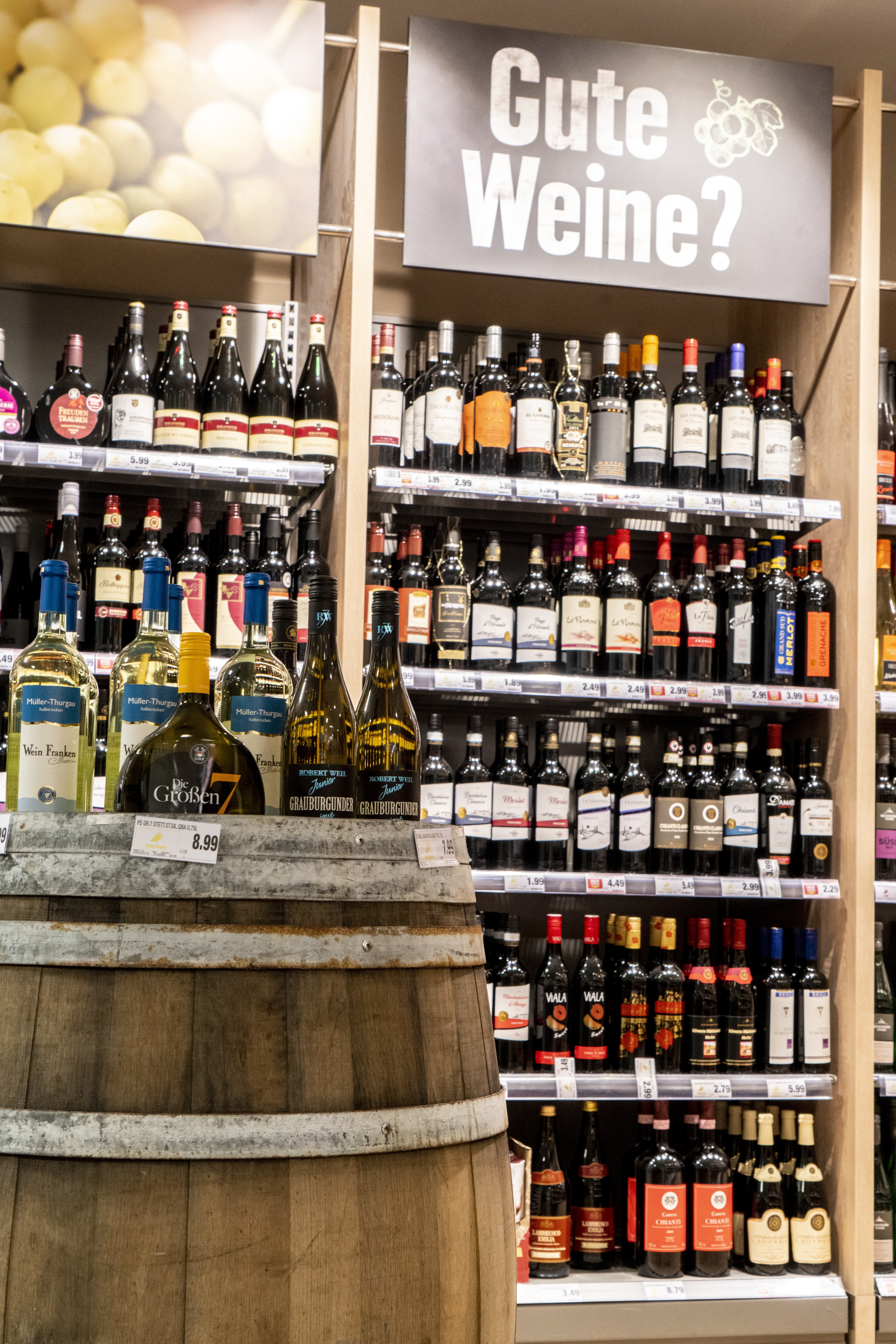 Die Weinabteilung eines EDEKA-Markts.