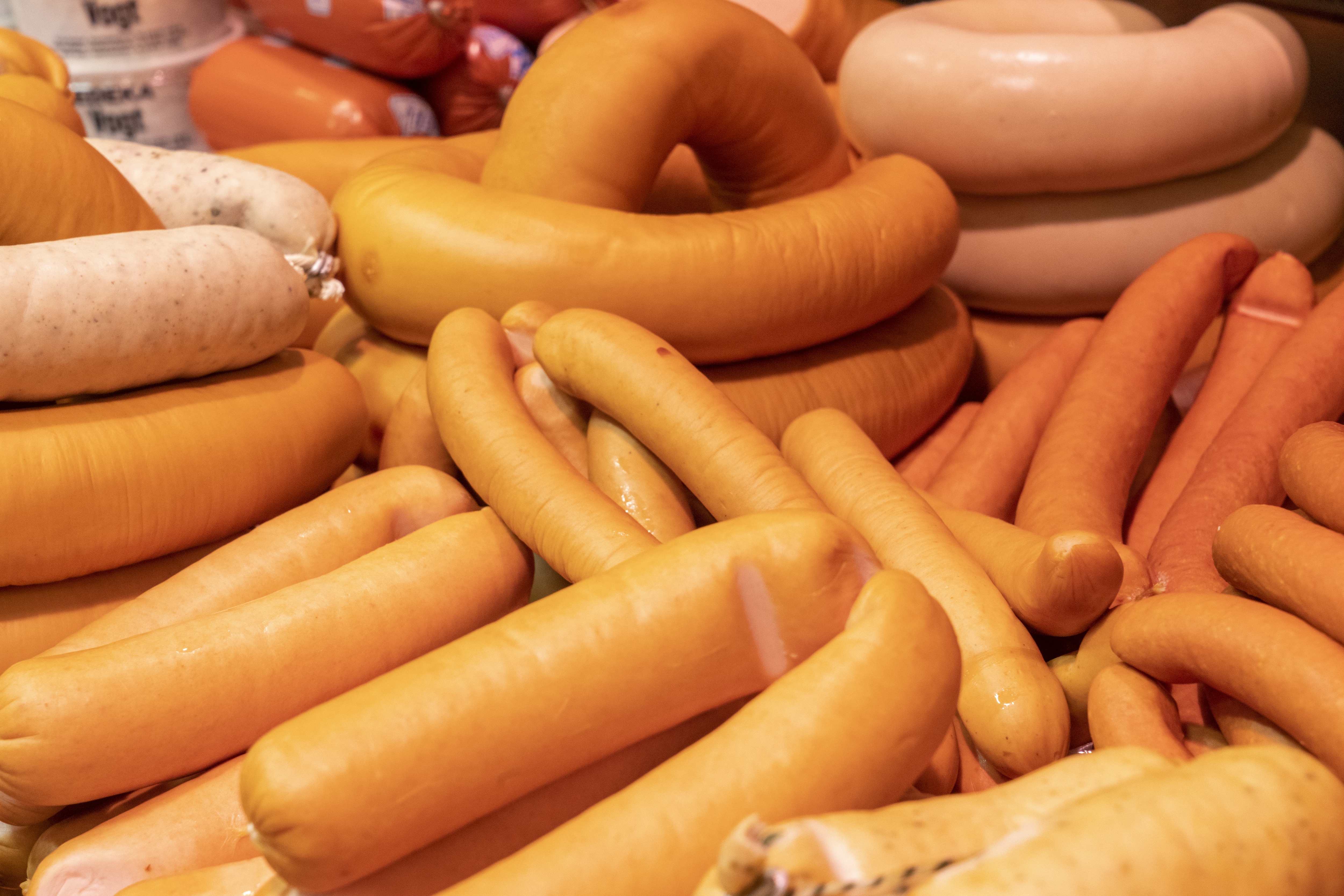 Wurstauslage in der Nahaufnahme.