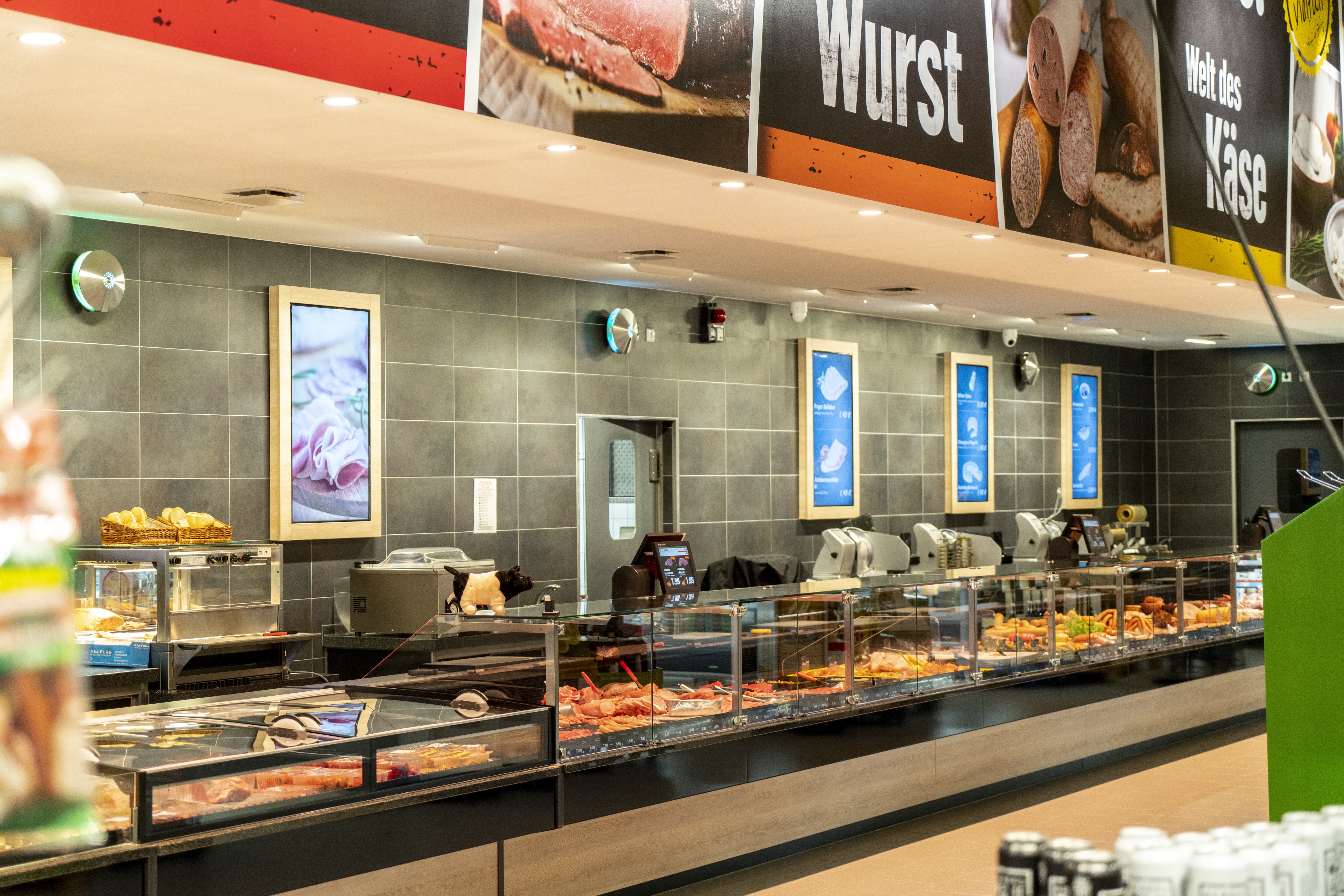 Die Bedientheke eines EDEKA-Markts.