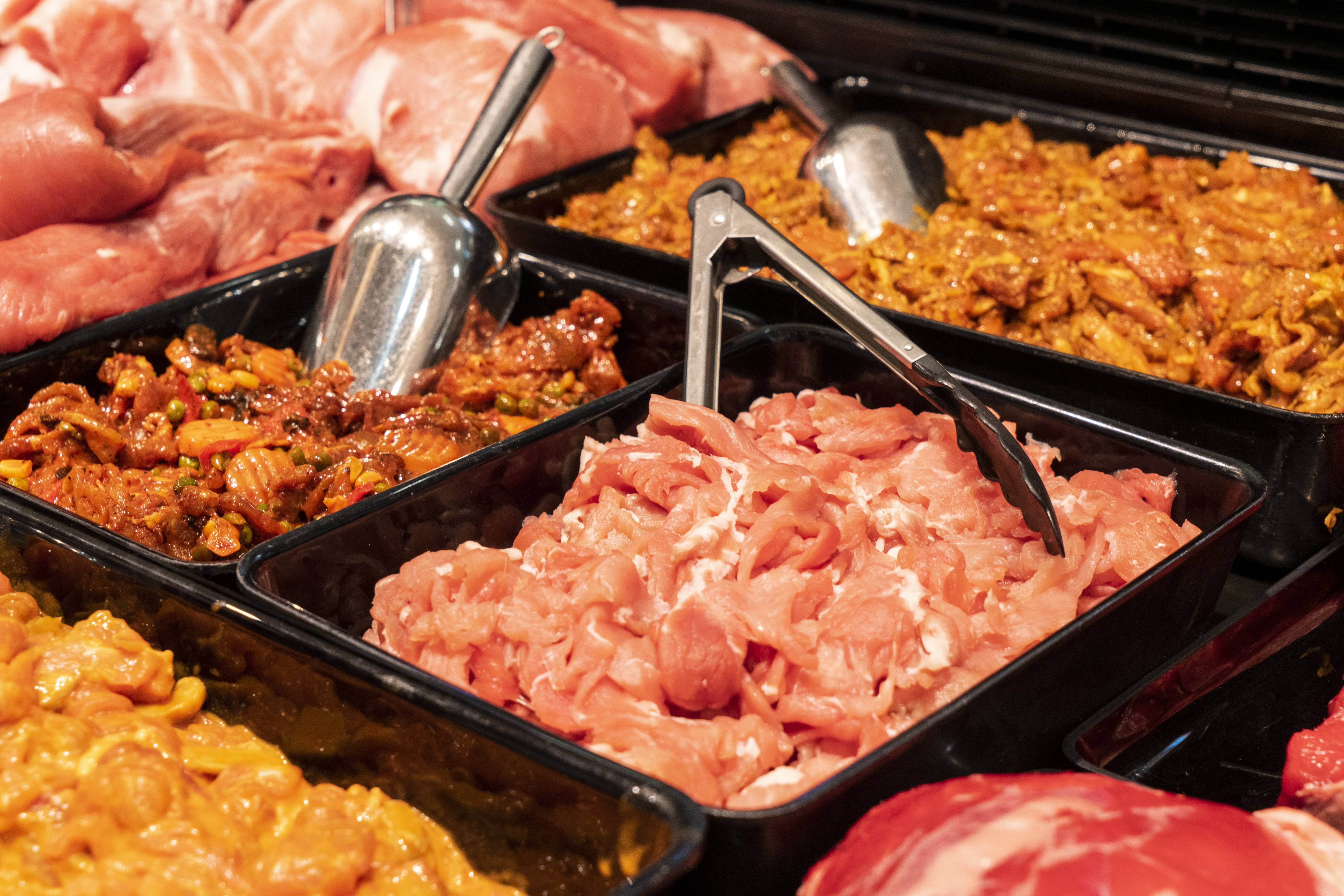 Die Fleischauslage eines EDEKA-Markts.