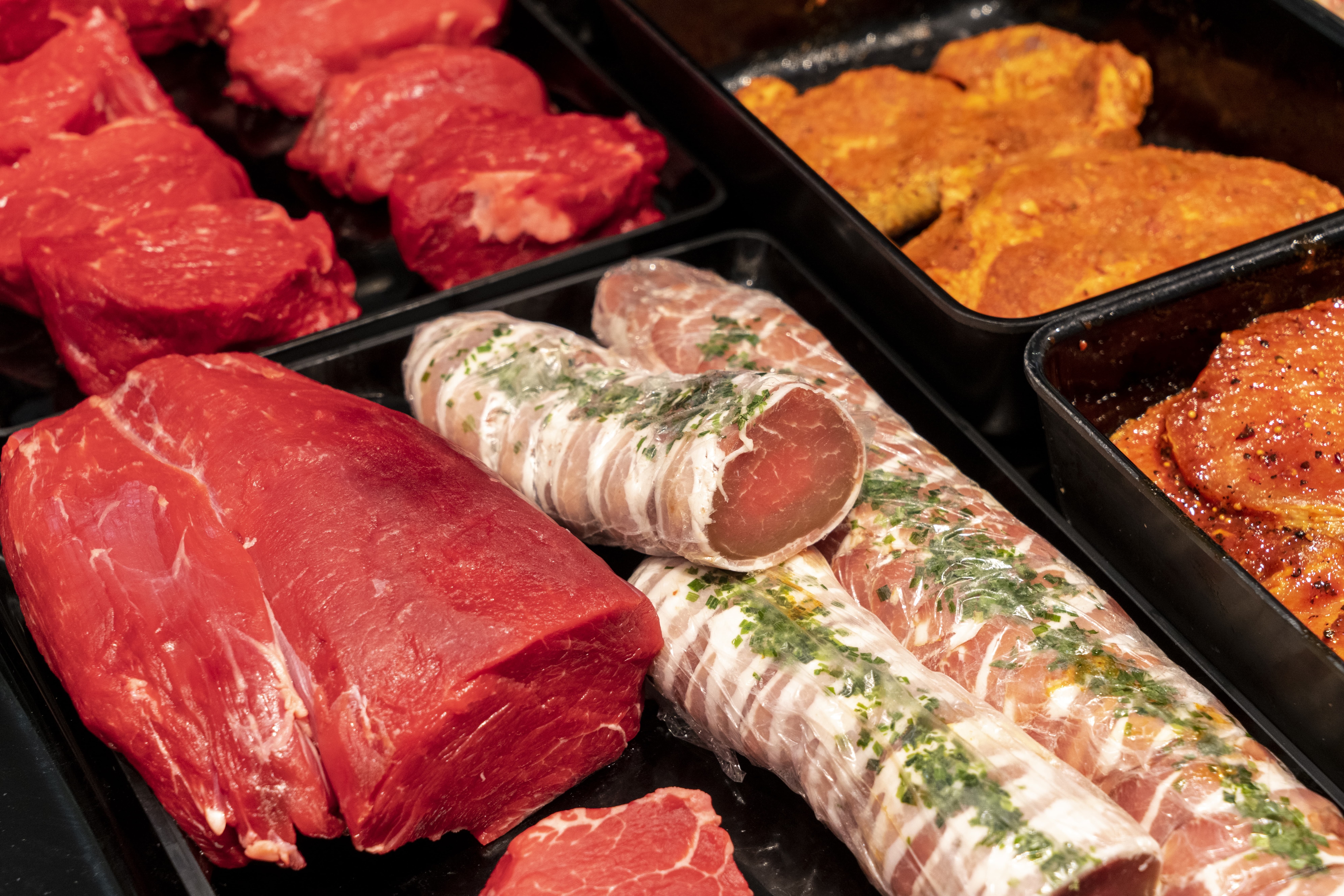 Die Fleischauslage eines EDEKA-Markts.