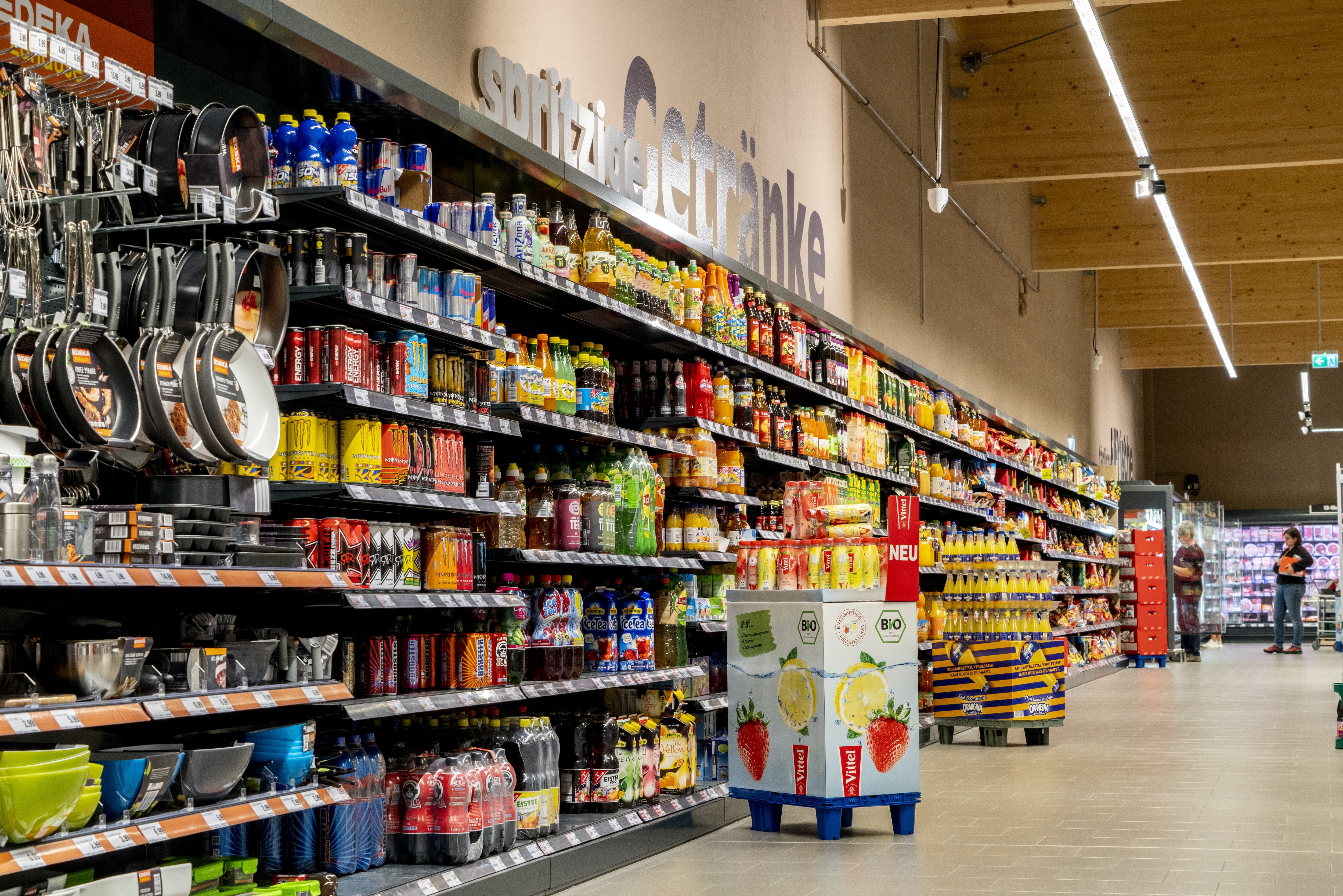 Gang eines EDEKA-Markts, links im Regal finden sich Haushaltswaren.