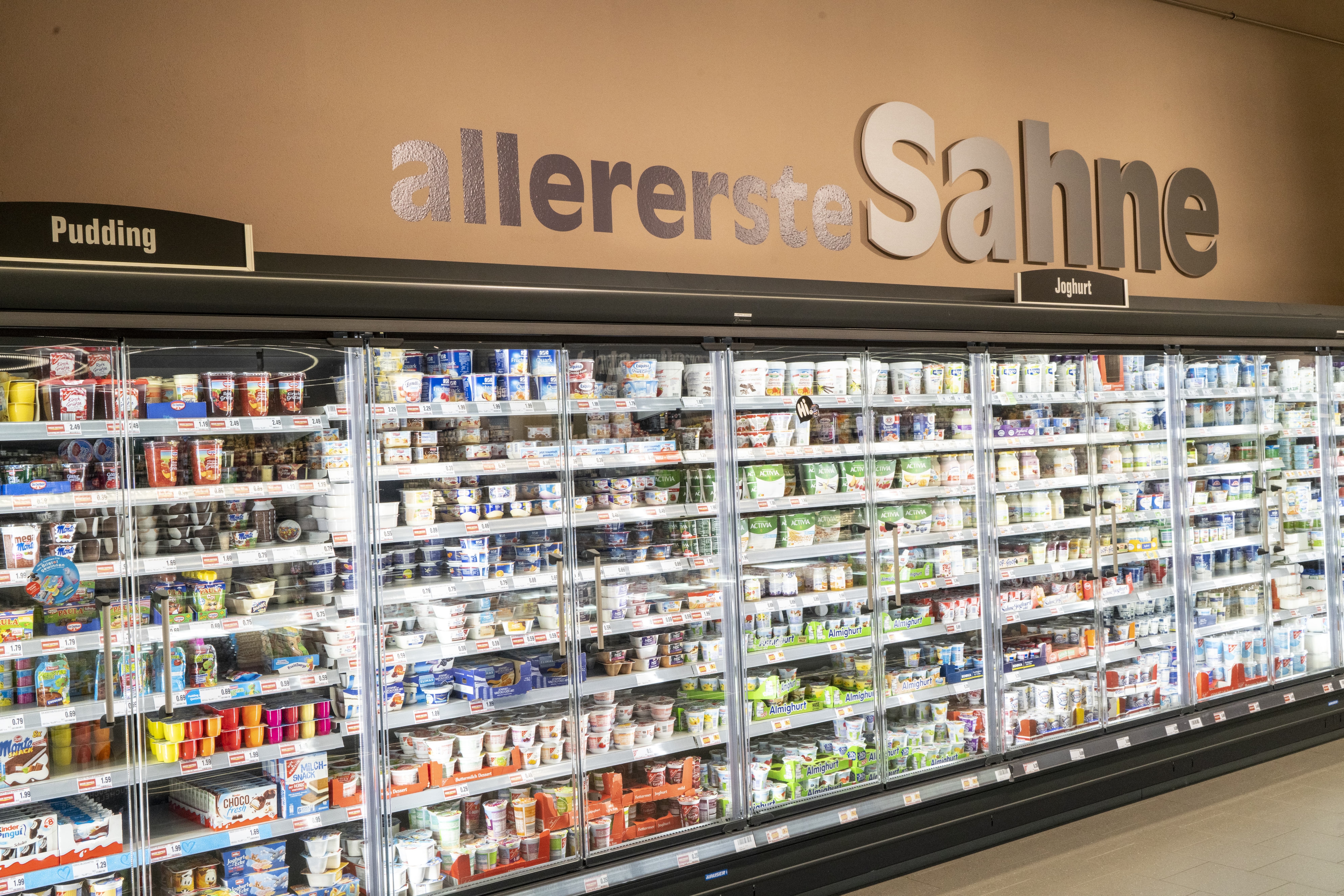 Kühlschränke mit Molkereiprodukten in einem EDEKA-Markt.