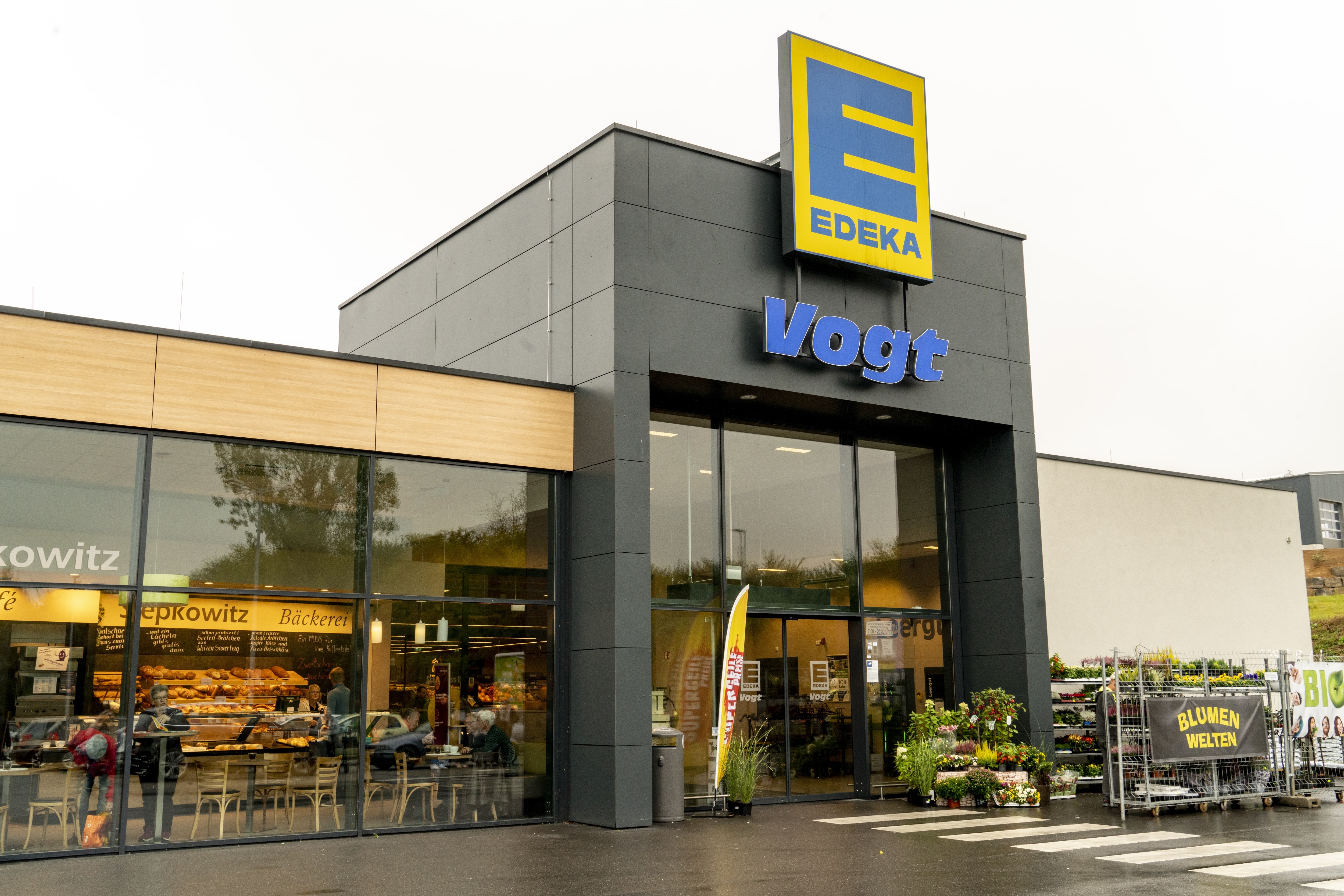 Front des Markts an einem bewölkten Tag, mit dem Schriftzug EDEKA Vogt über dem Eingang.