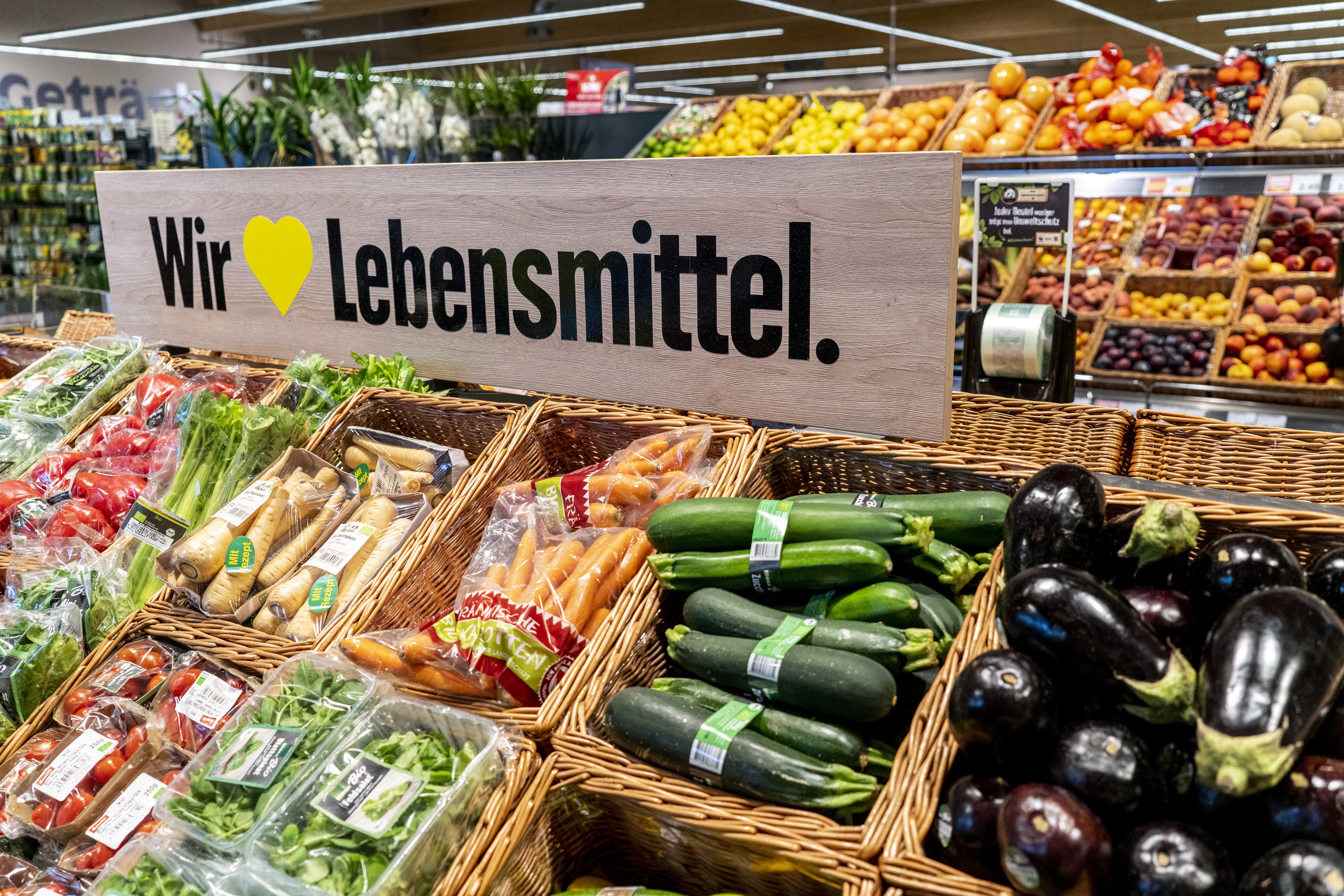 Verschiedene Gemüsesorten in der Obst- und Gemüseabteilung eines EDEKA-Markts.