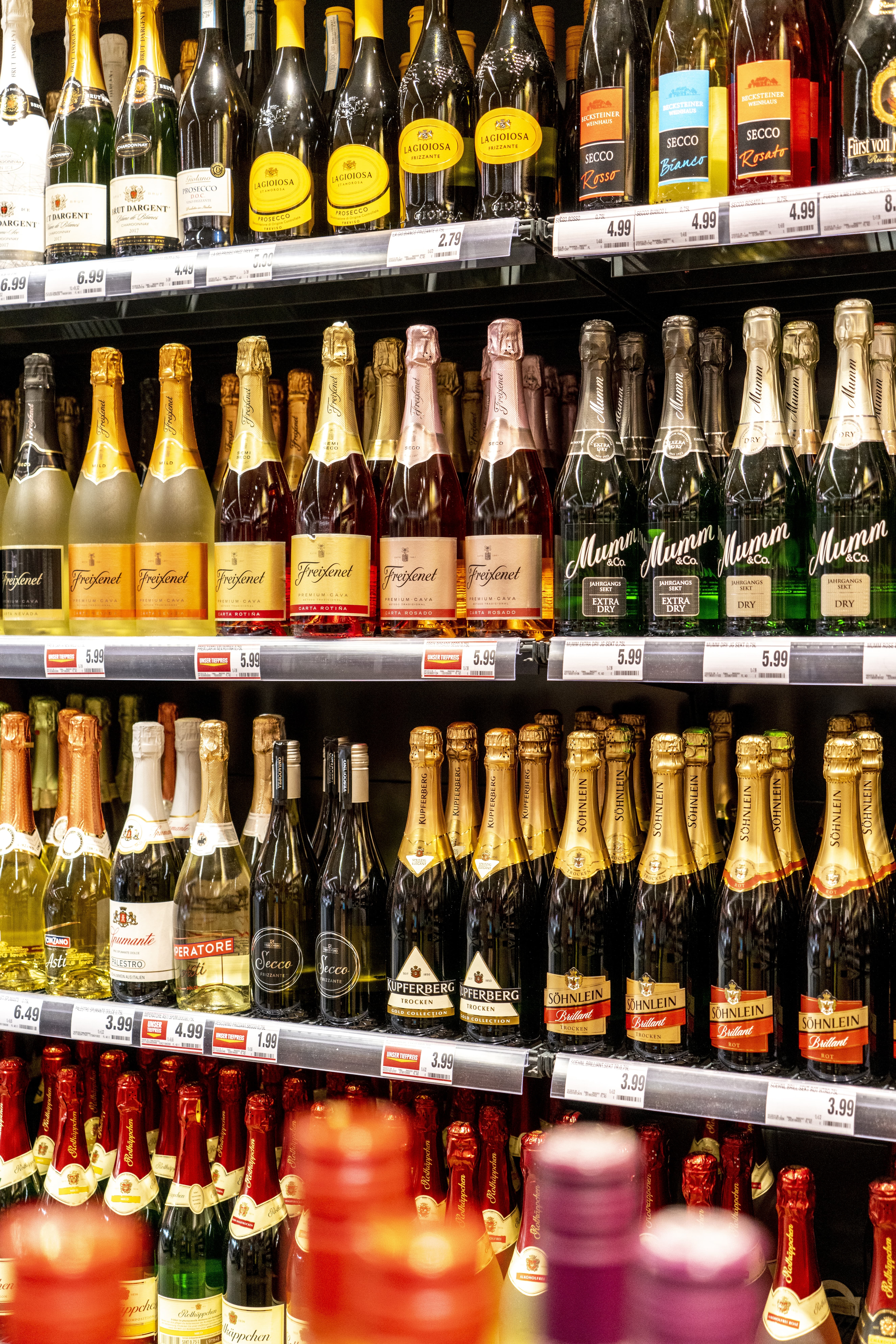 Das Sektregal in der Alkoholabteilung eines EDEKA-Markts.