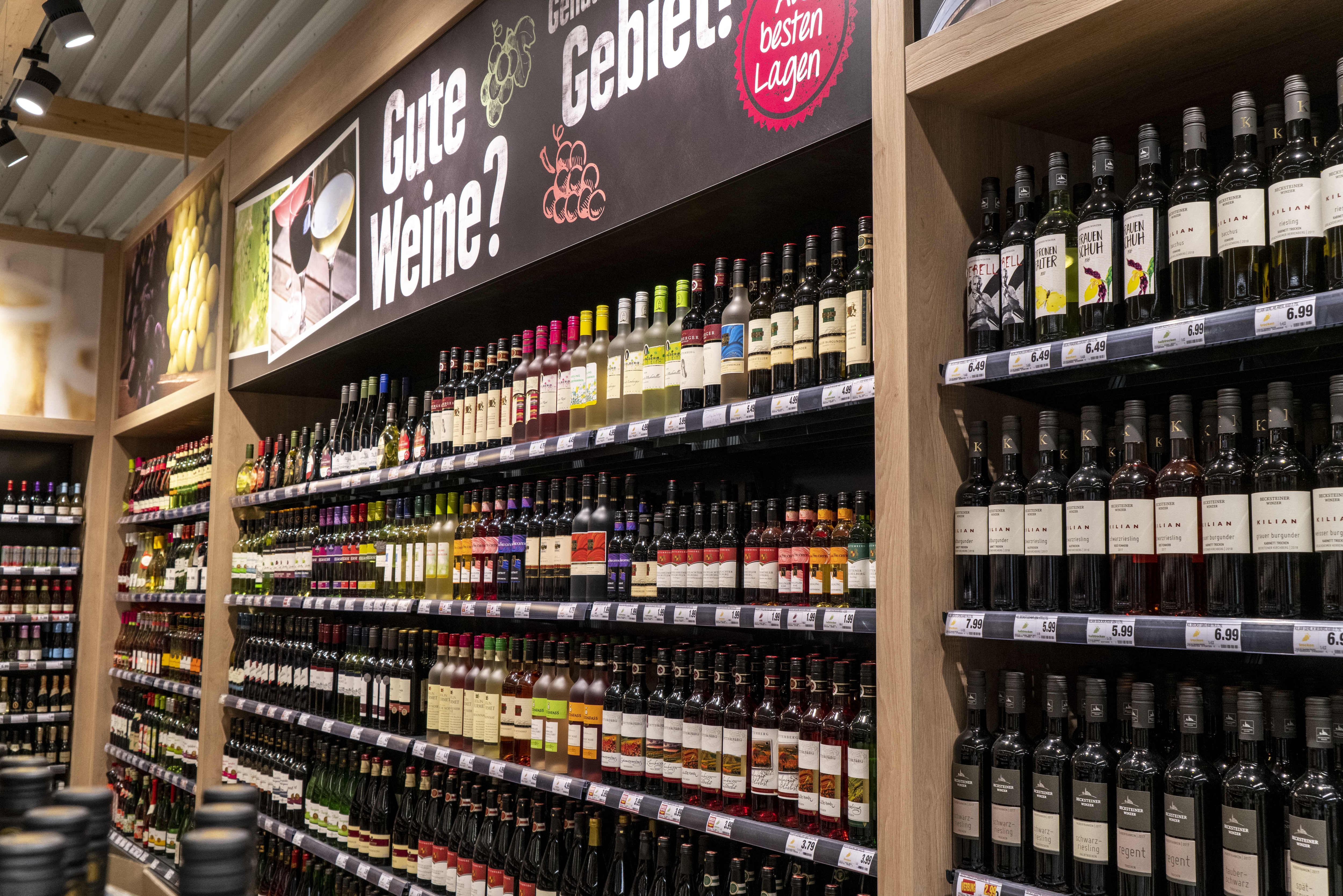 Weinregale in der Alkoholabteilung eines EDEKA-Markts.