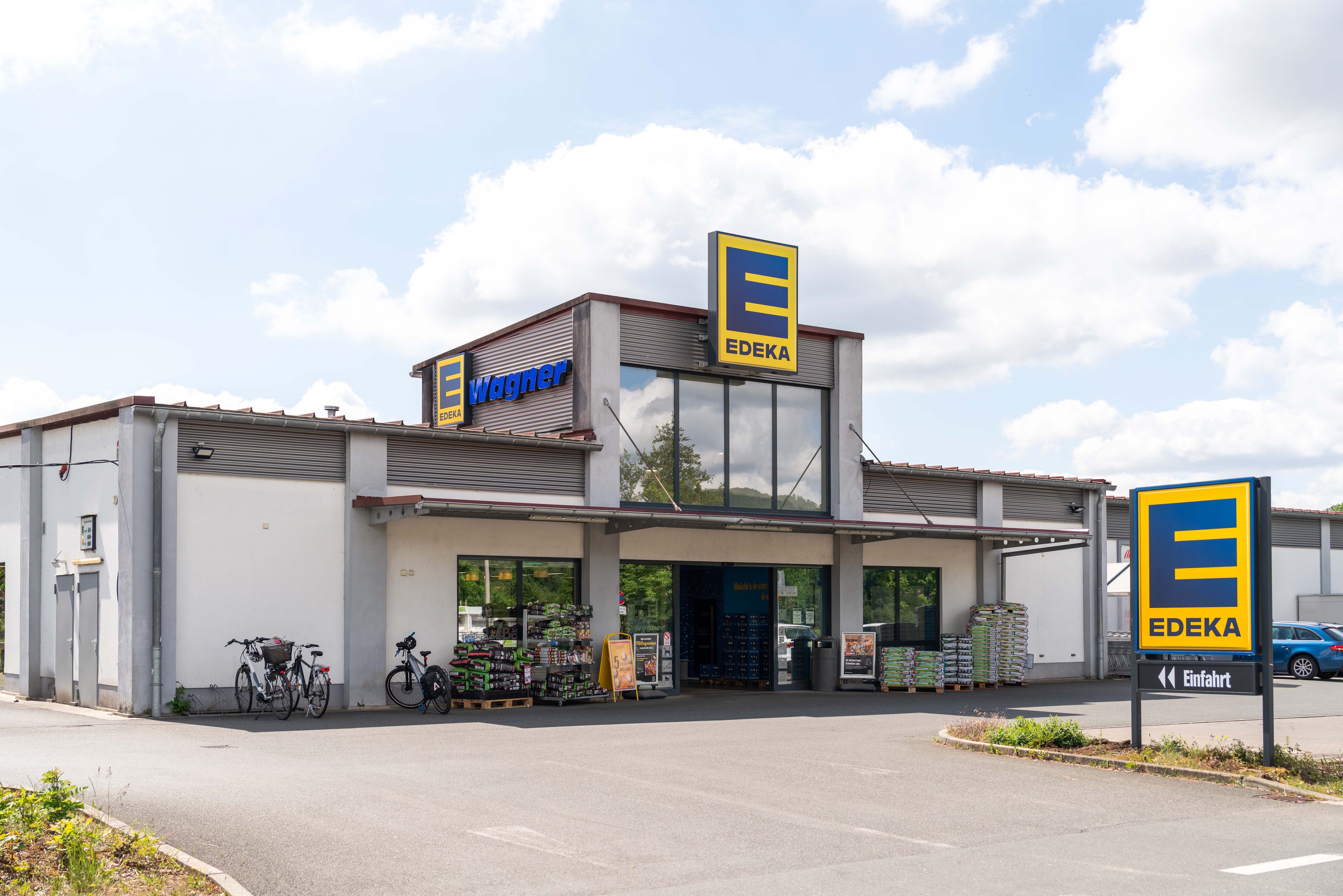 Außenansicht von Edeka Wagner mit Eingansbereich.