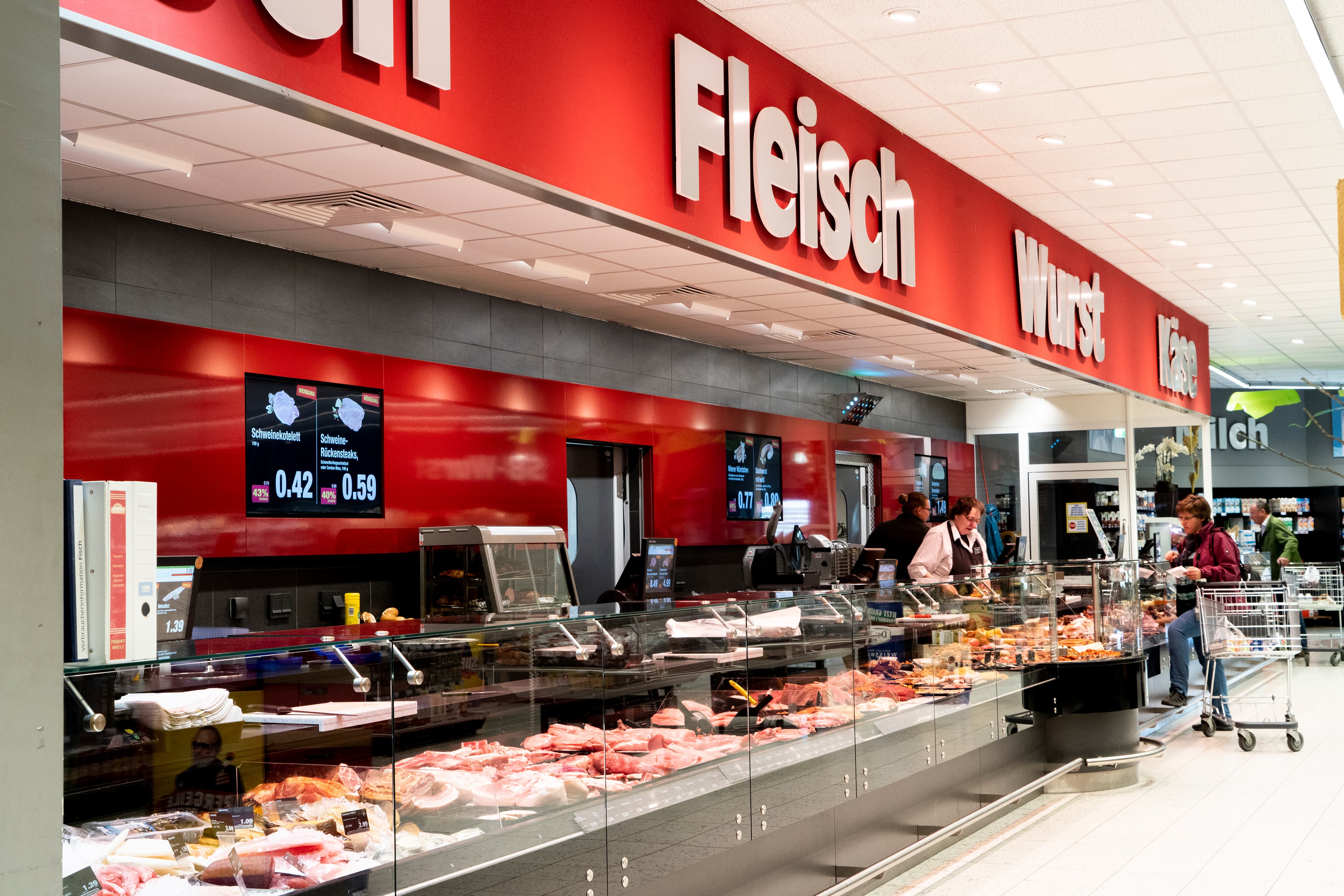 Die Bedientheke eines EDEKA-Markts, mit Kacheln am Boden und den Lettern Fleisch – Wurst – Käse darüber.