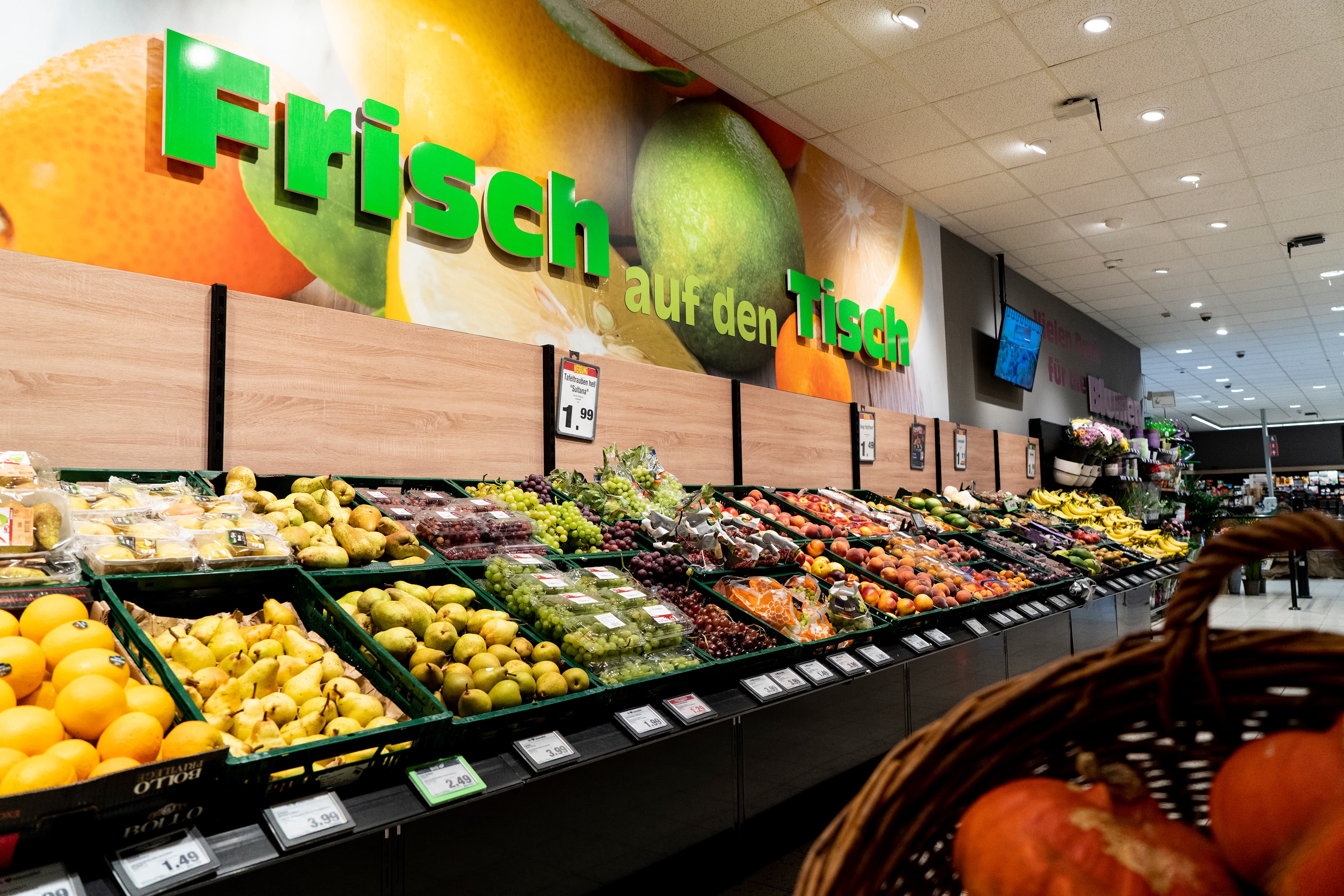 Die Obst- und Gemüseabteilung eines EDEKA-Markts.