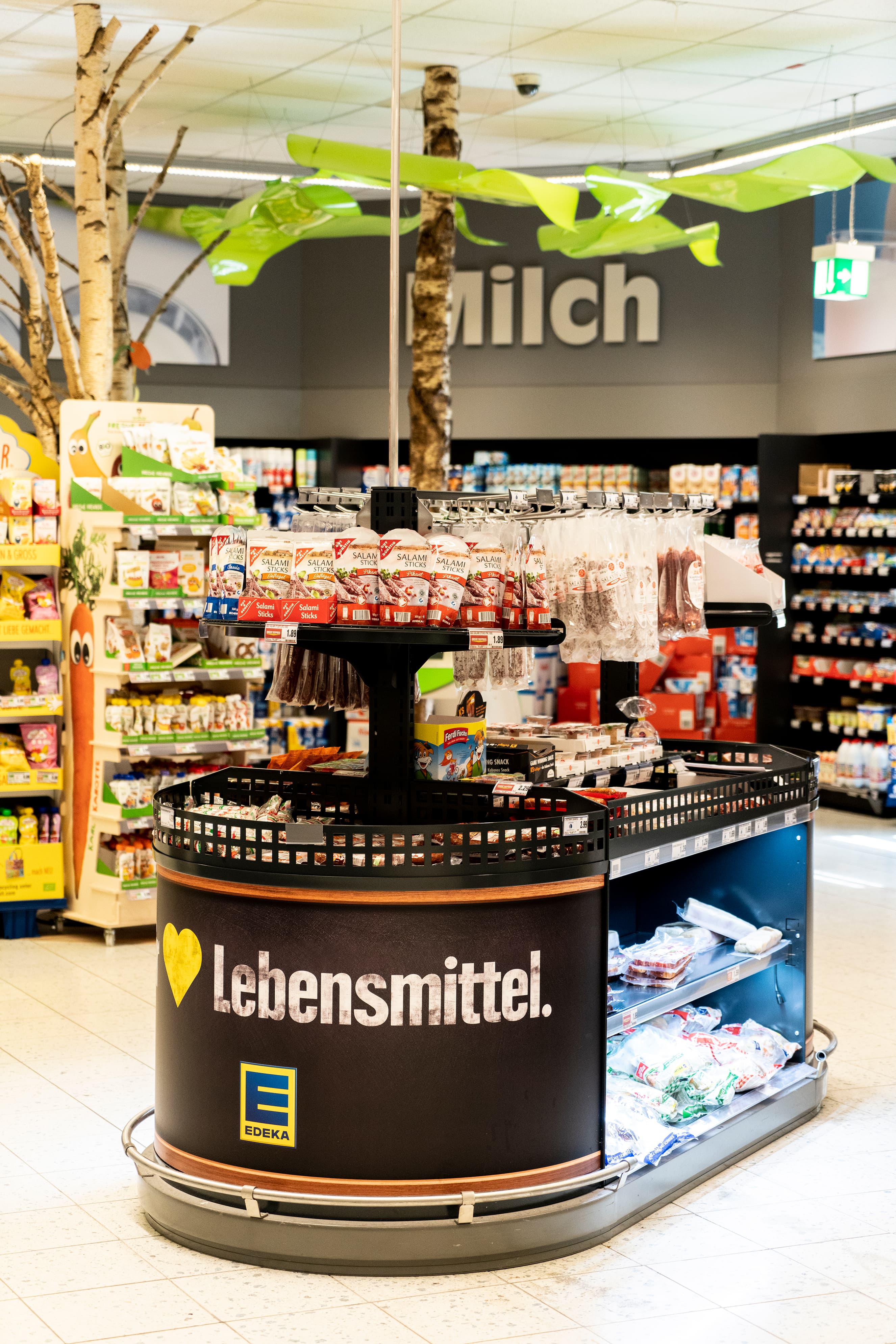 Eine Produktinsel in einem EDEKA-Markt.