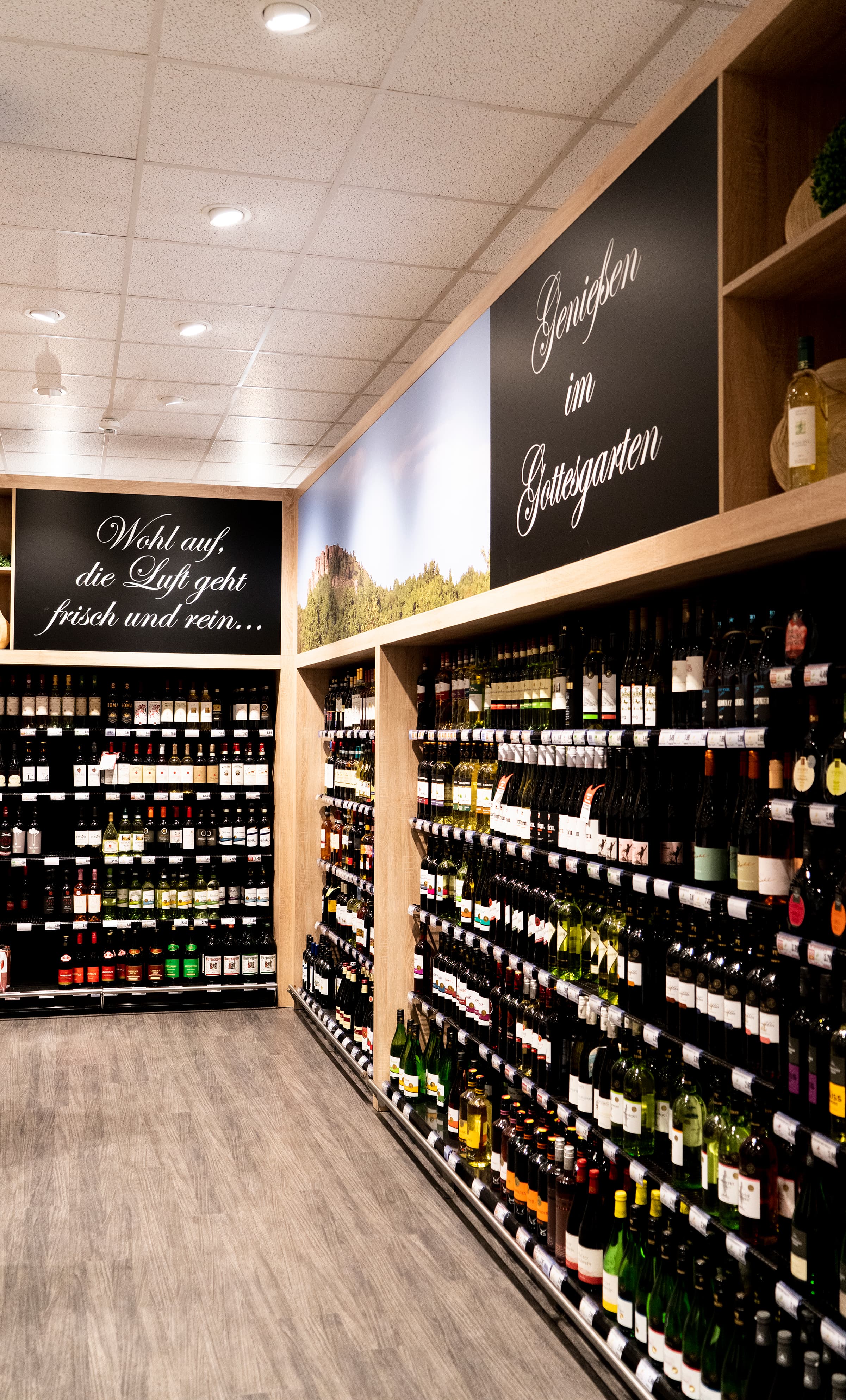 Die Weinabteilung eines EDEKA-Markts.