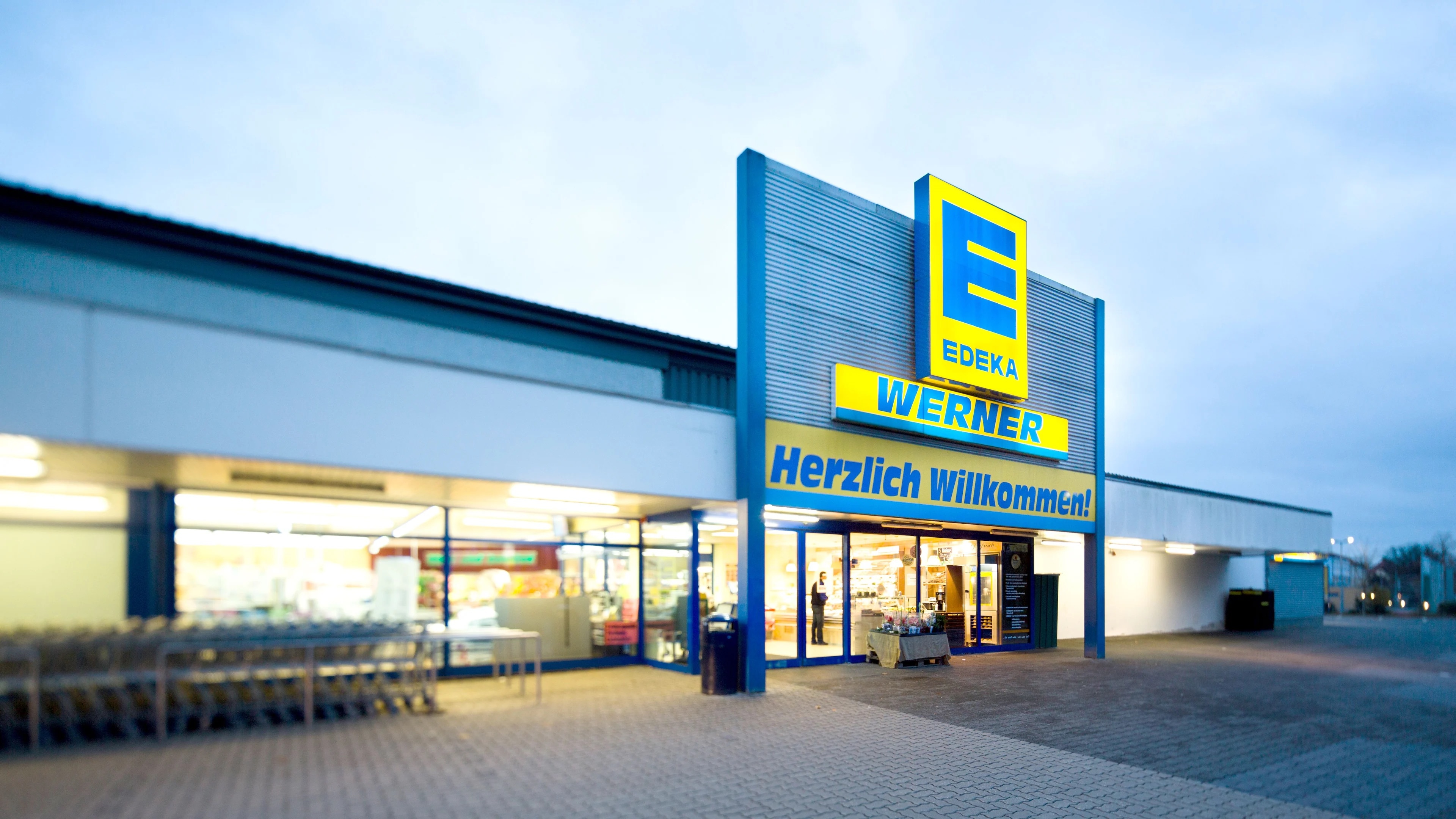 Die Außenansicht eines EDEKA-Marktes.