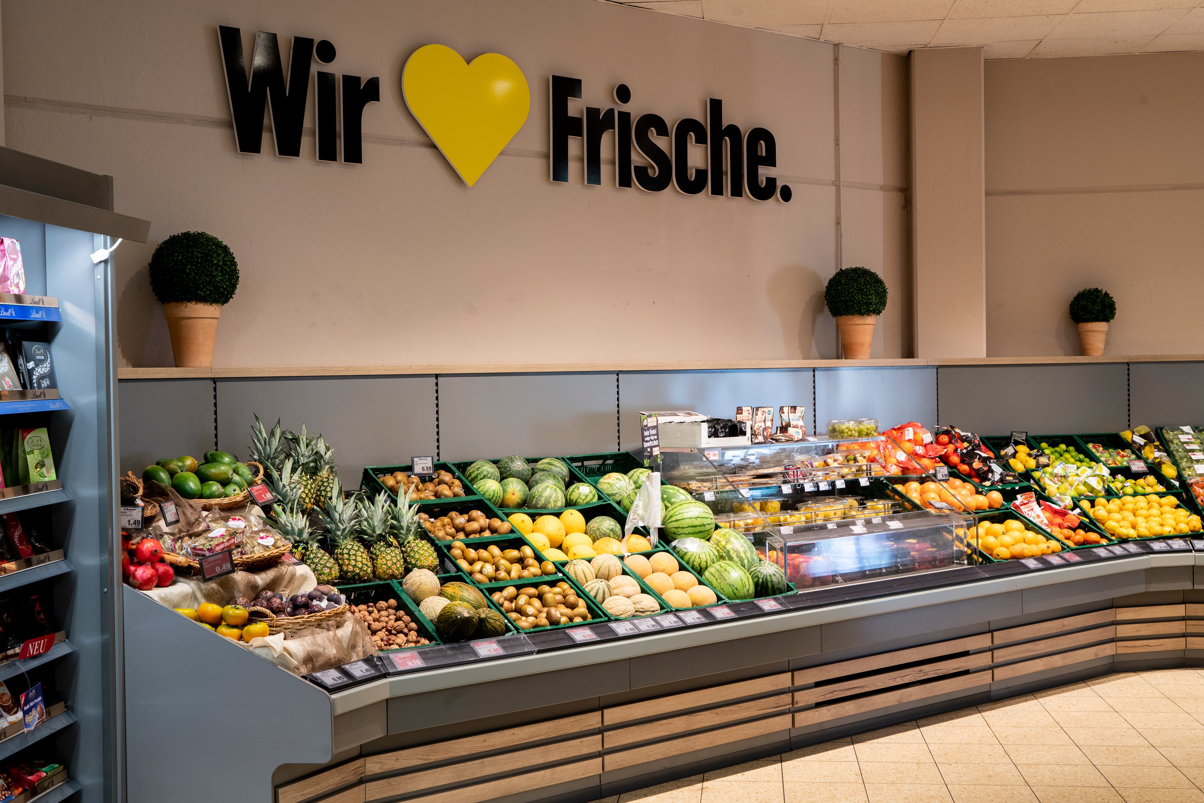 Die Obst- und Gemüseabteilung eines EDEKA-Markts.