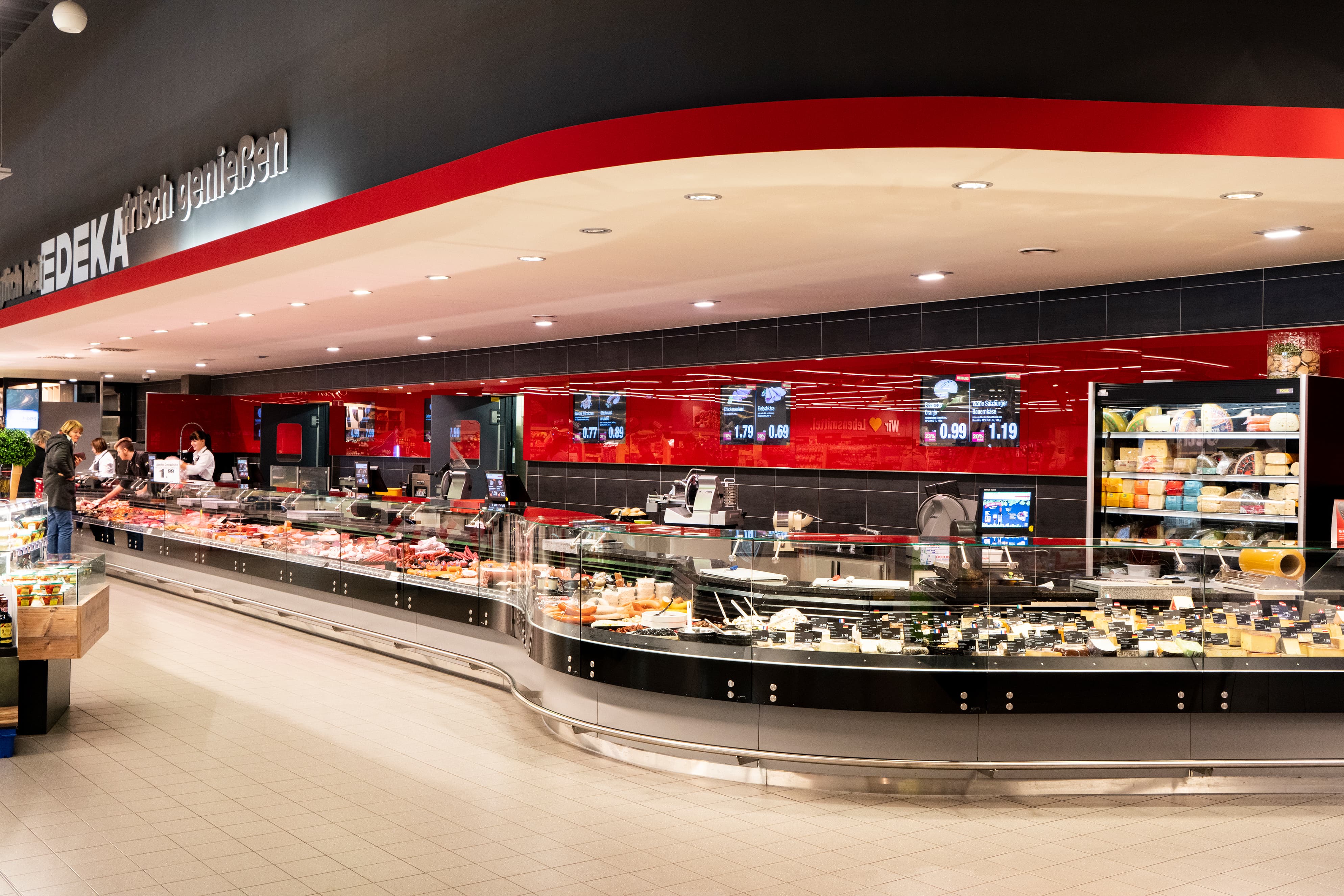 Die Bedientheke eines EDEKA-Markts, geschwungen und modern.