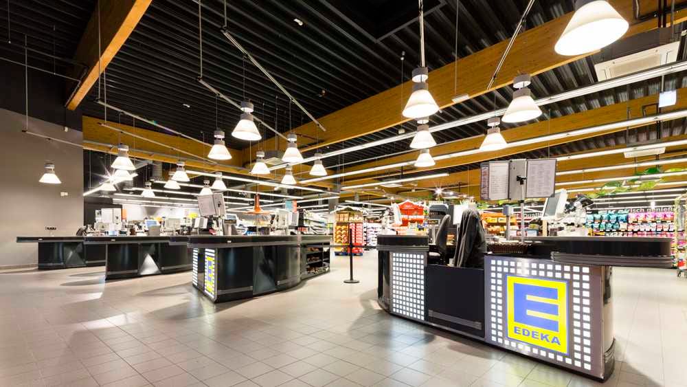 Heller Kassenbereich mit 4 Kassen im Bild.