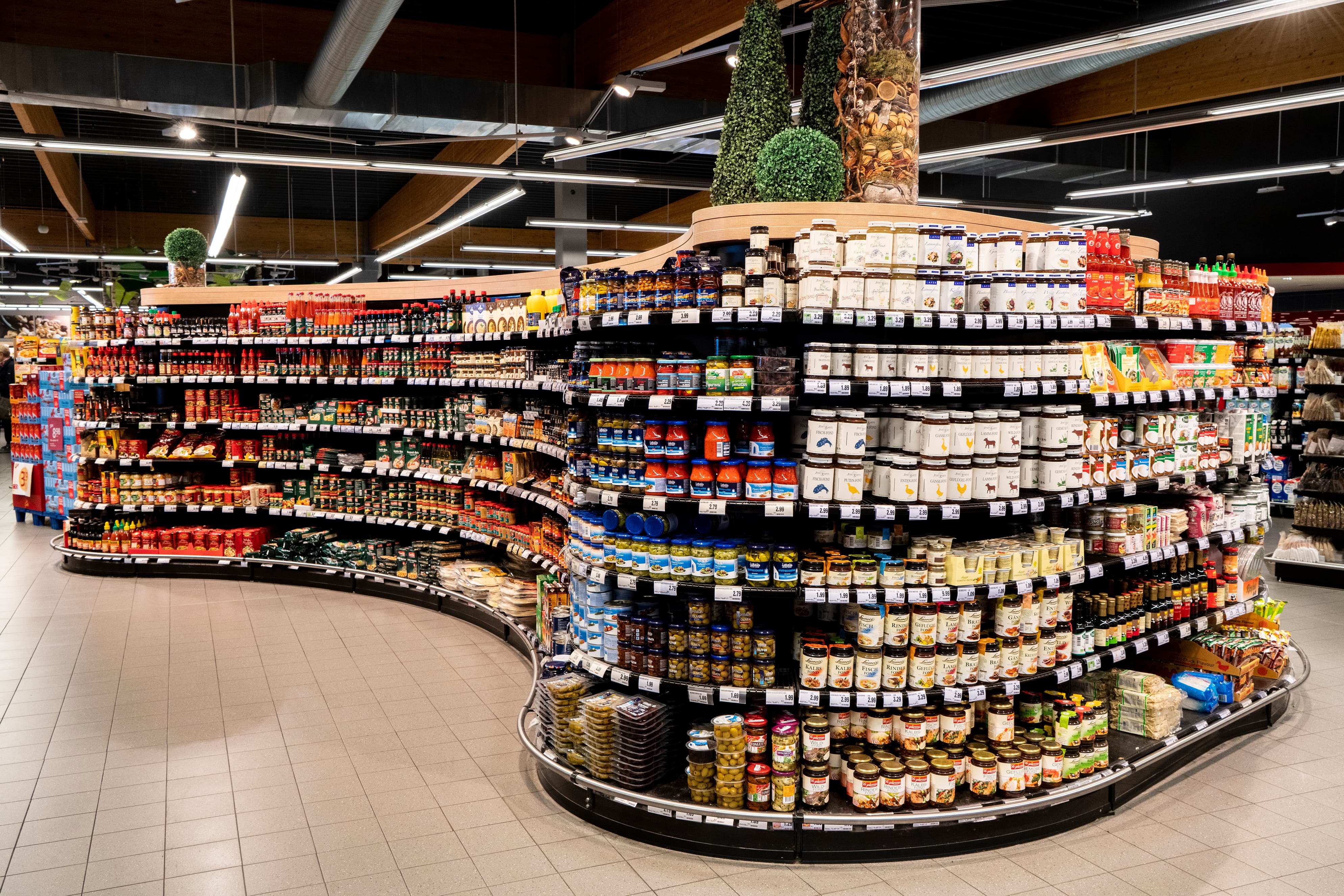 Geschwungene Produktregale mit origineller Dekoration.